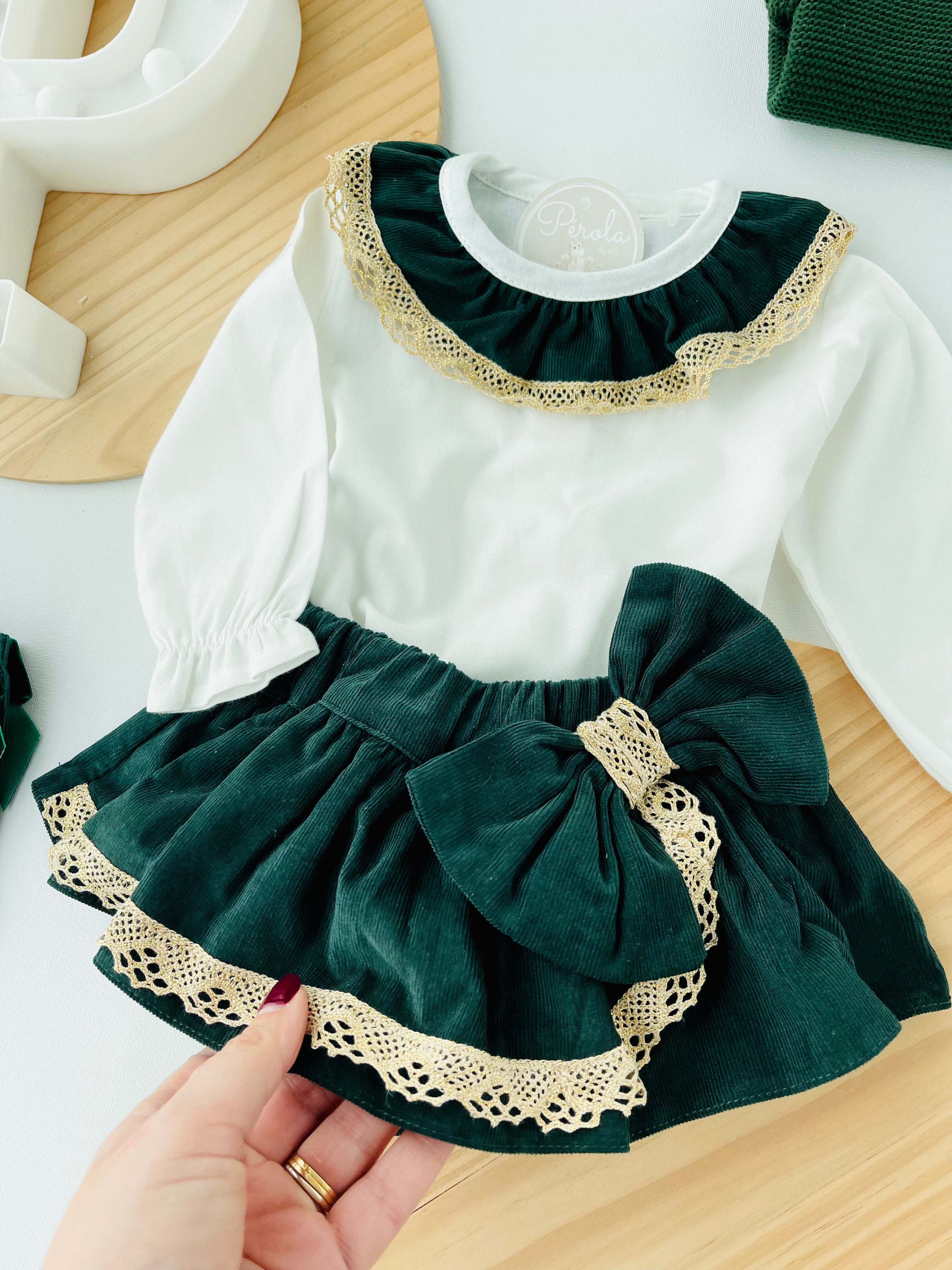 Conjunto renda dourada: blusa e saia bombazine