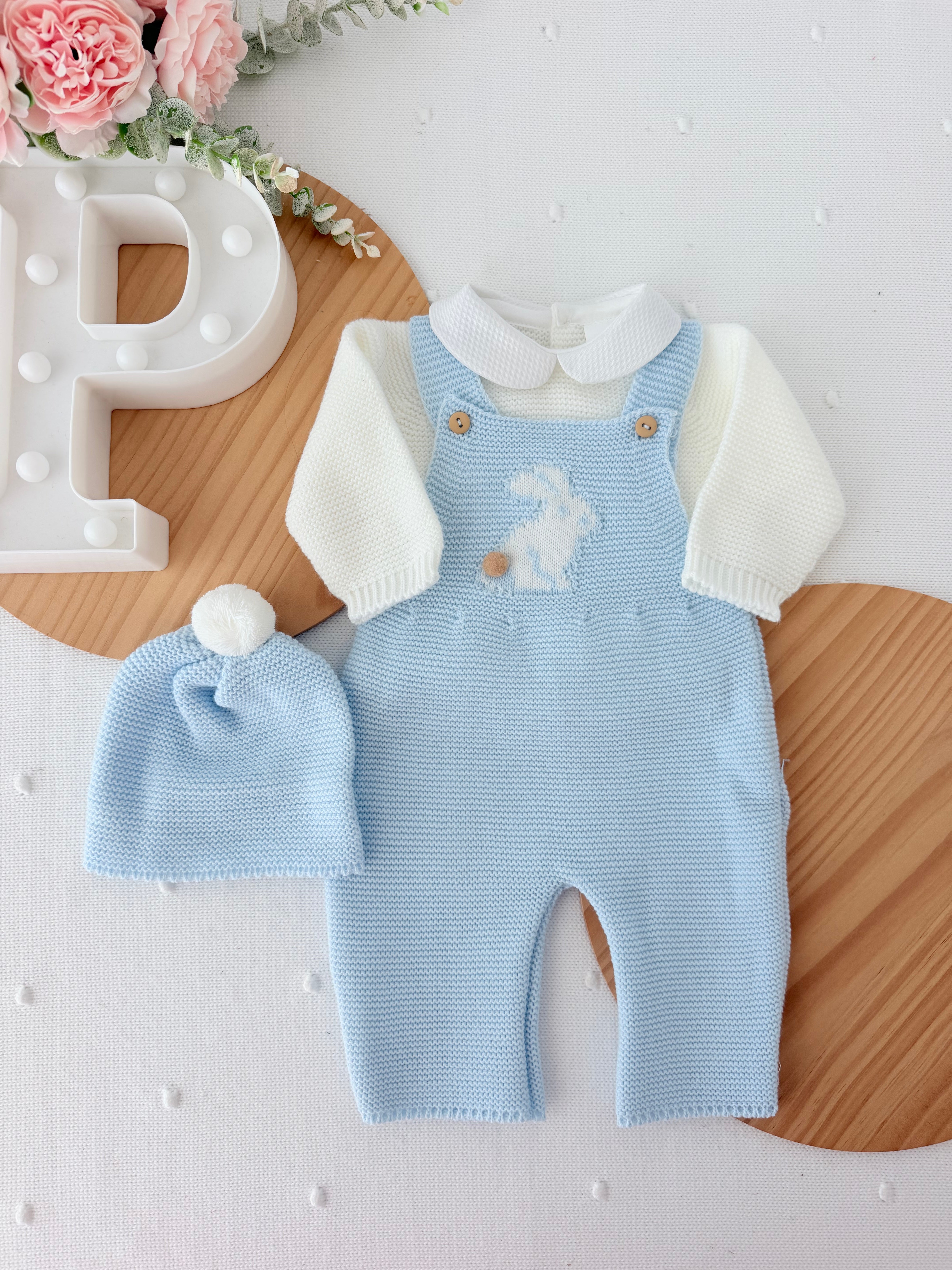 Conjunto coelhinho: jardineiras, camisola e gorro