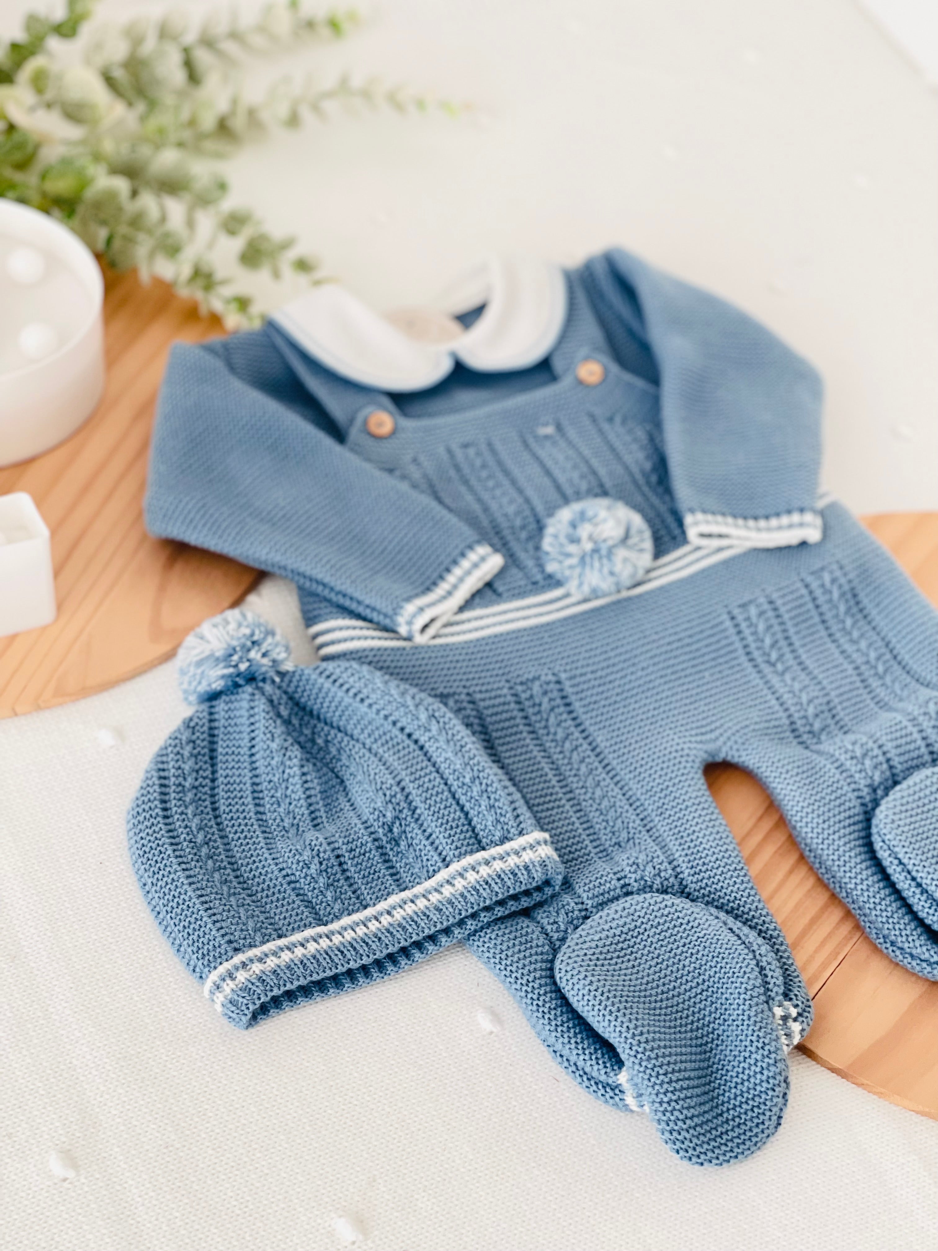 Conjunto Pompom azul cobalto : jardineiras, camisola e gorro