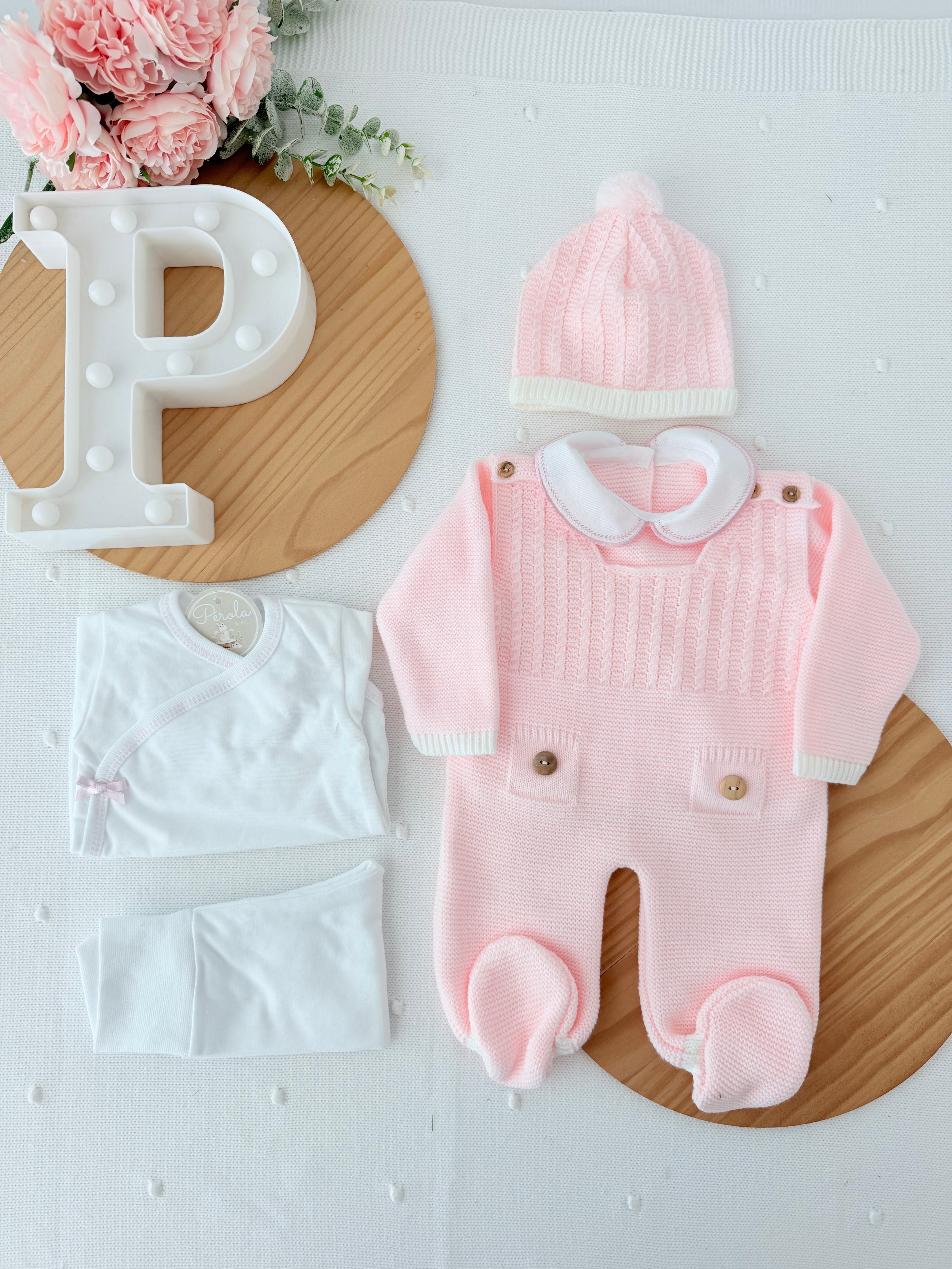 Pack saída de maternidade rosa 5 peças: body, calças, jardineiras, camisola e gorro