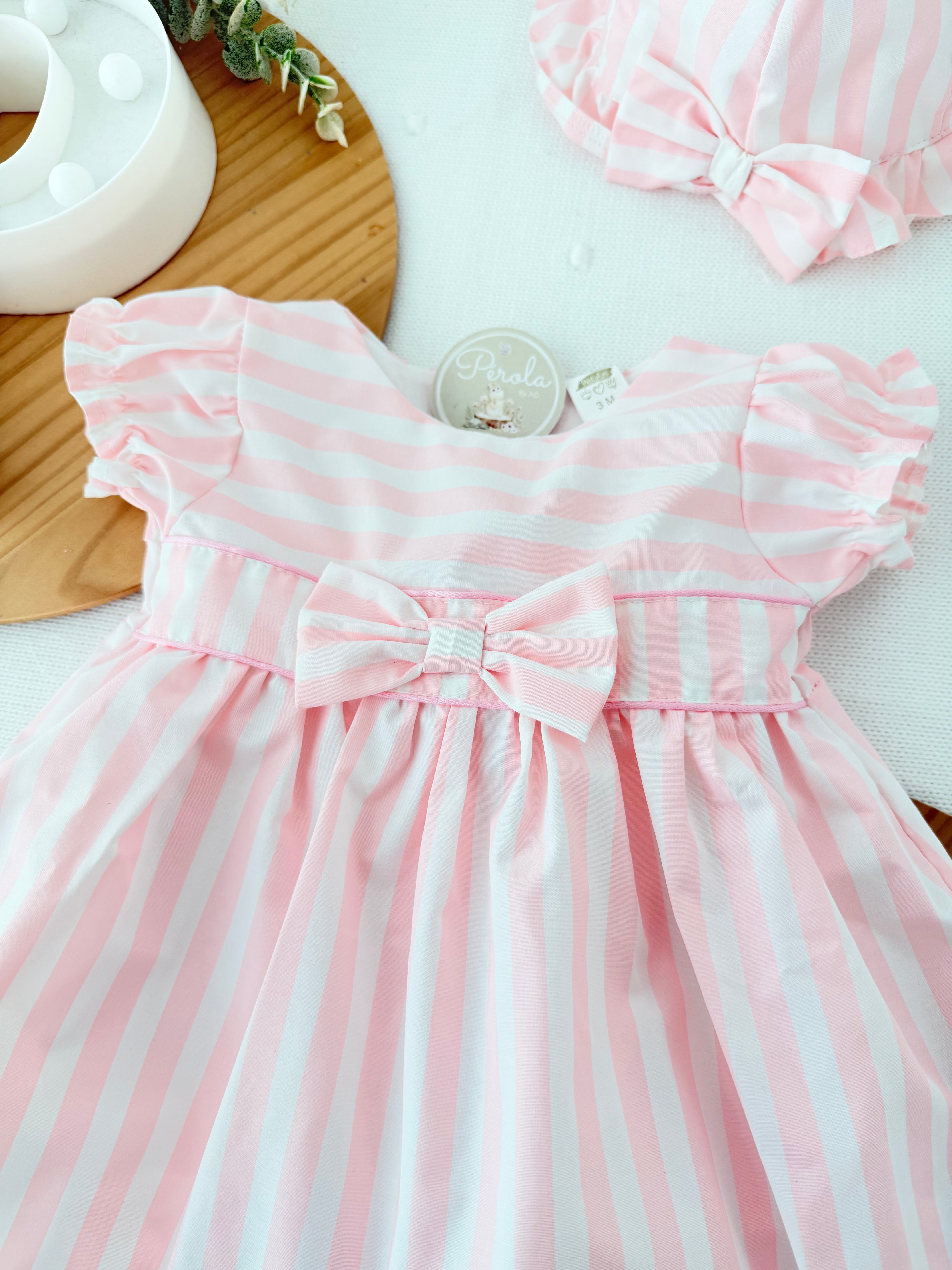 Vestido e chapéu riscas
