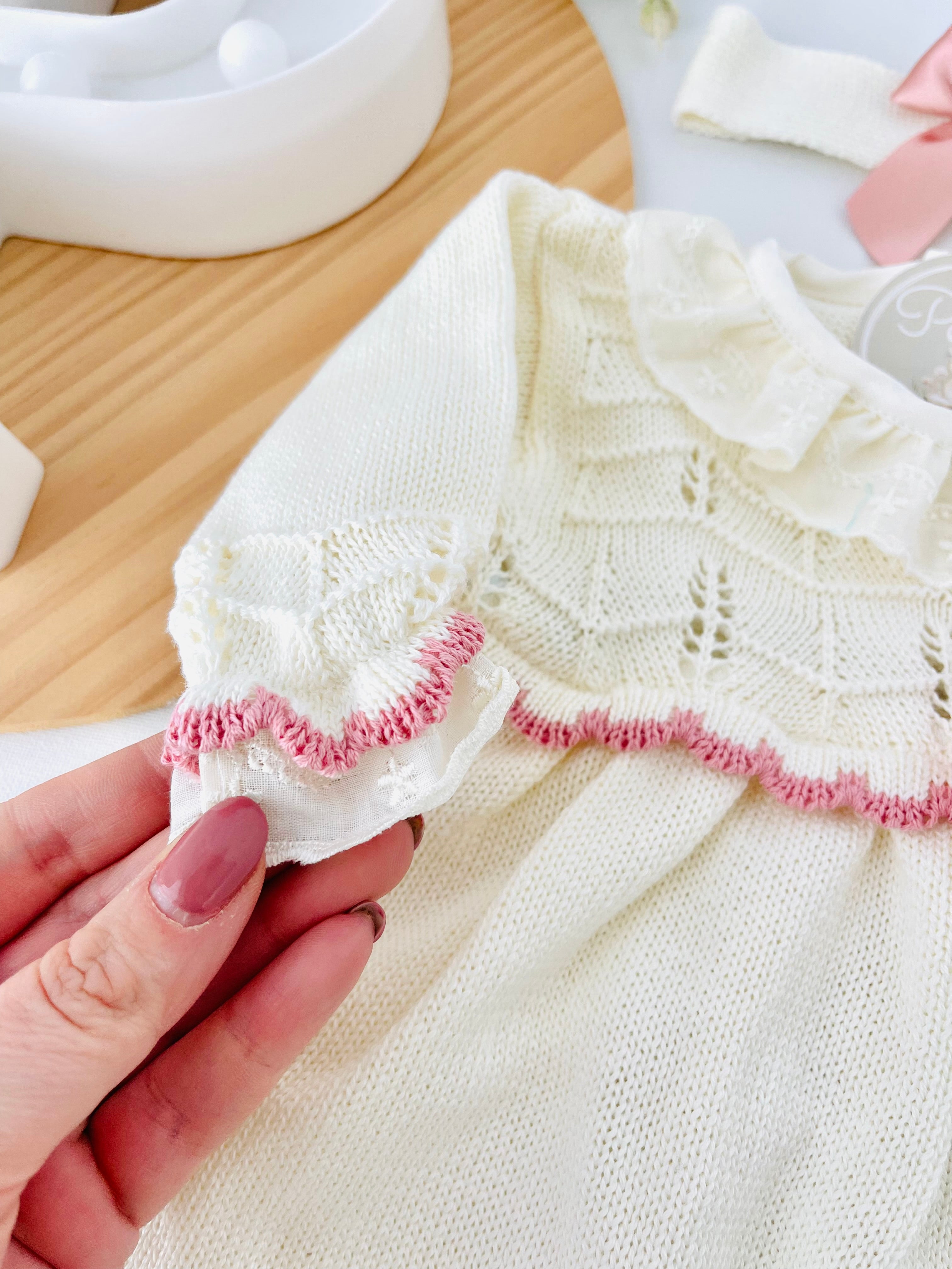 Conjunto pérola: Vestido e fita para cabelo malha fina de algodão