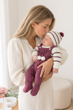 Conjunto risquinhas berinjela: jardineiras, camisola e gorro