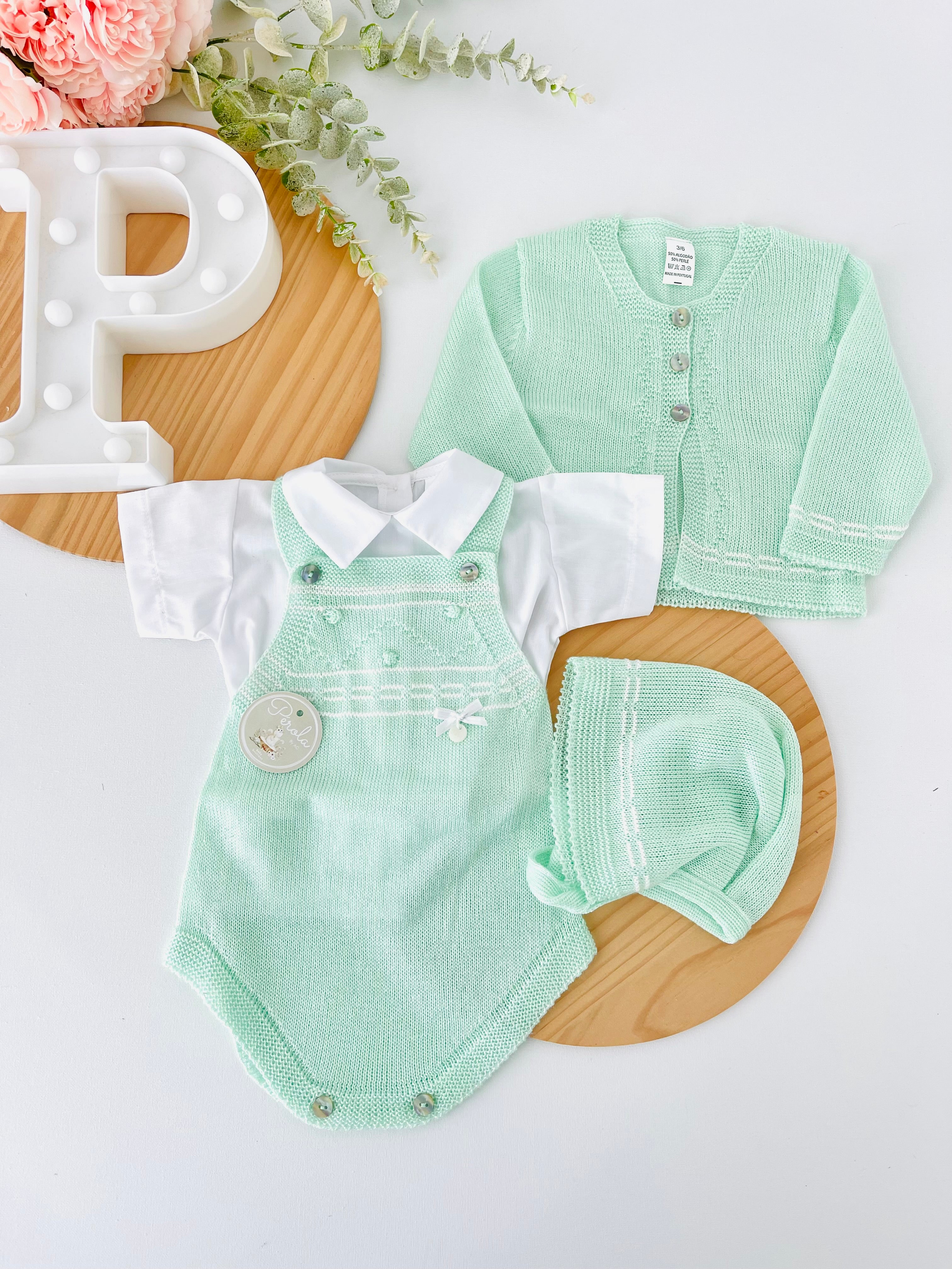 Conjunto 4 peças: fofo, camisa, touca e casaco