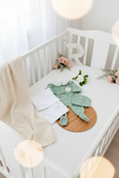 Pack saída de maternidade verde 5 peças: body, calças, jardineiras, camisola e gorro