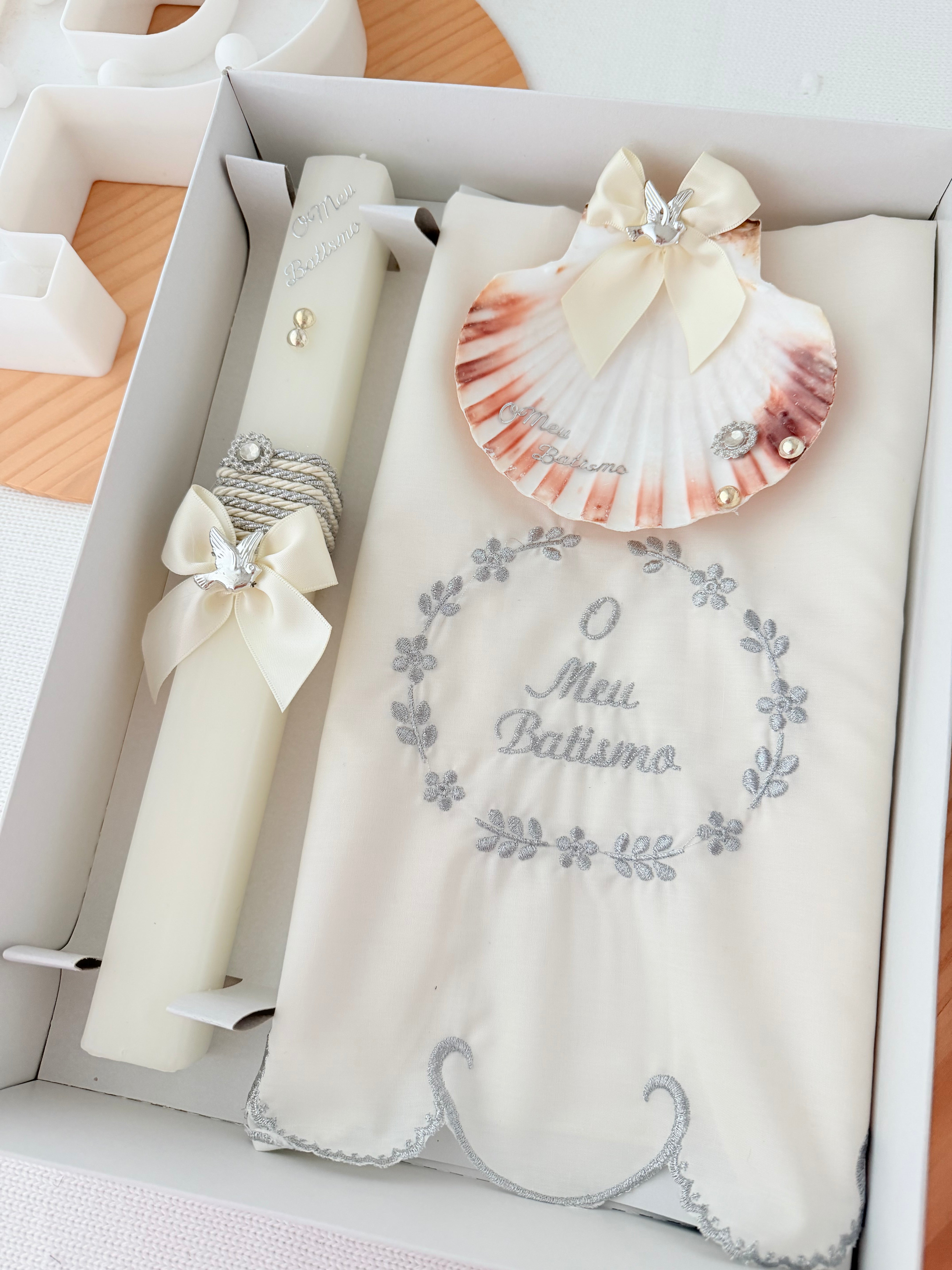 Conjunto para Batizado: vela Quadrada , toalha e concha- Pomba Prateado
