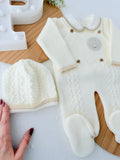 Conjunto pérola  : jardineiras, camisola e gorro malha quentinha