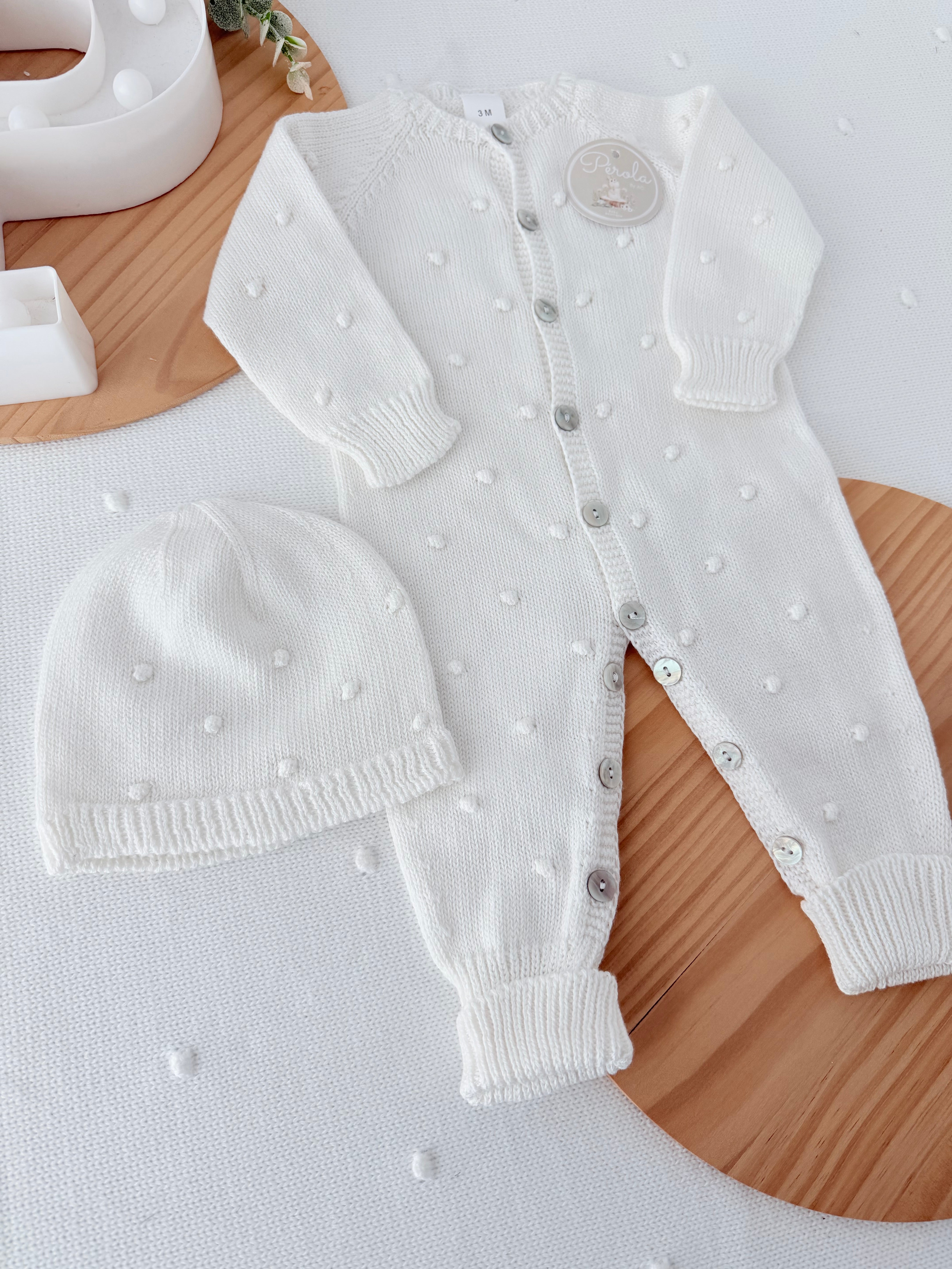 Conjunto bolinhas unissexo: macacão, gorro e carapins de malha algodão 3M e 6M