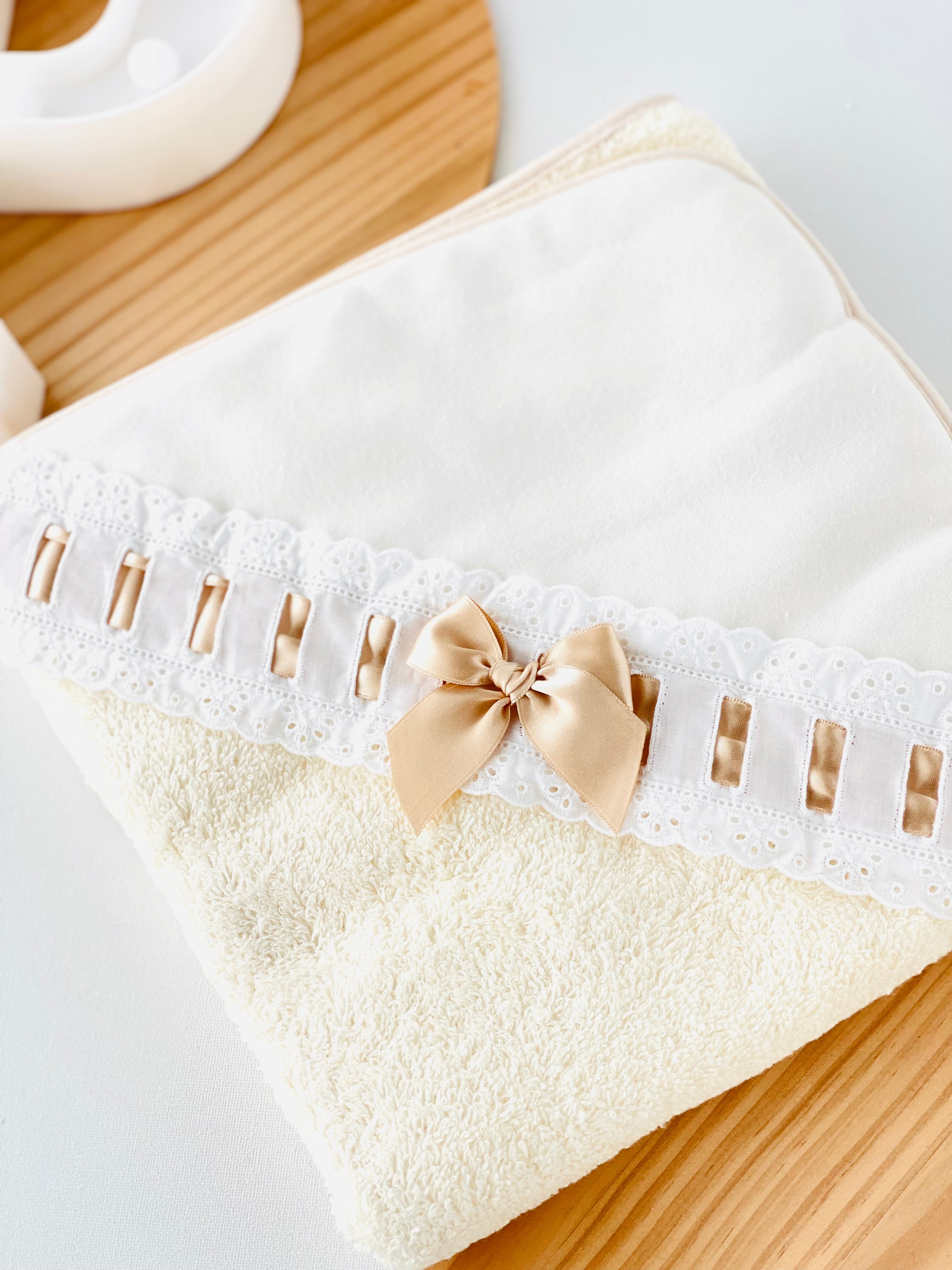 Toalha de banho com bordado inglês