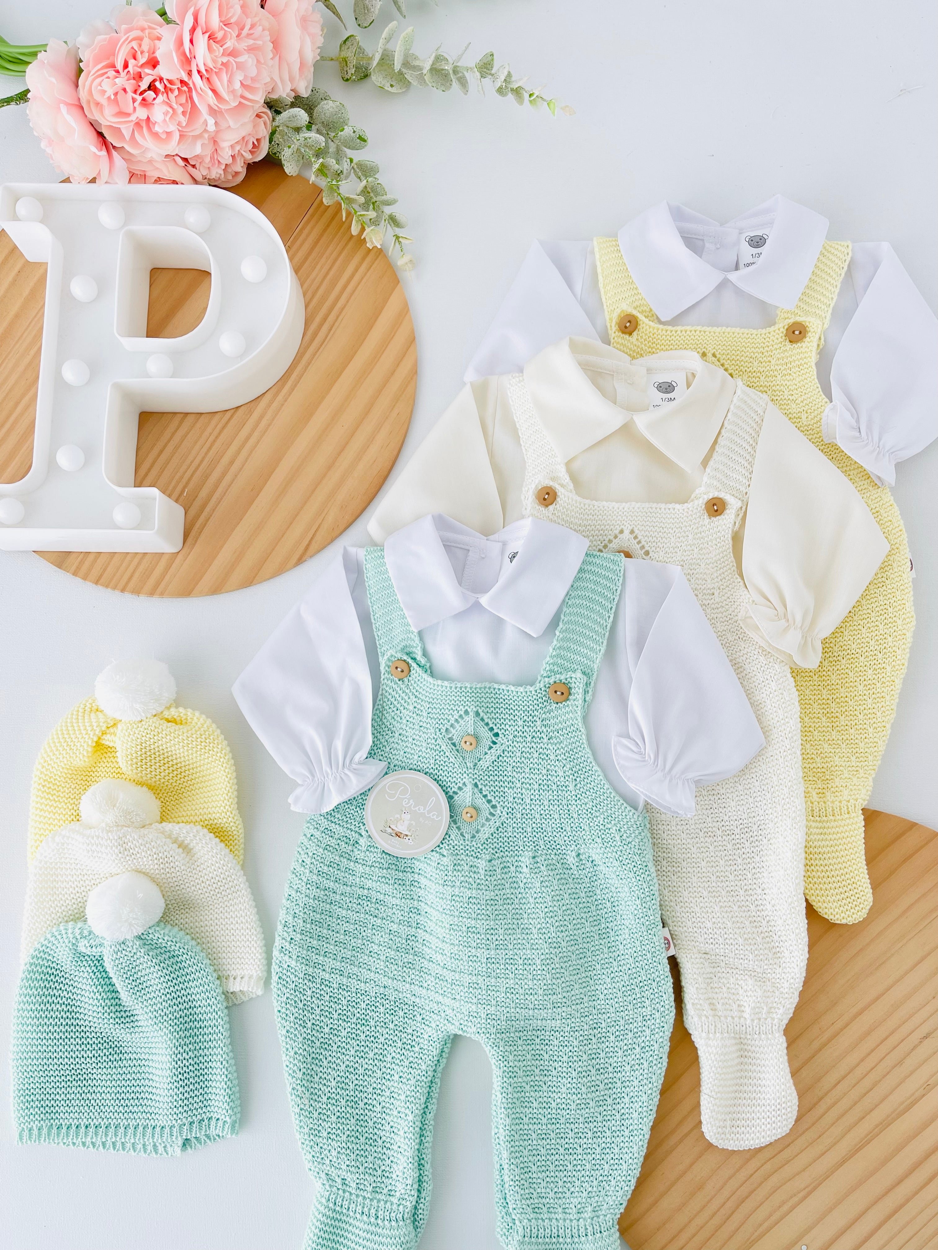 Saída de maternidade: camisa, gorro e jardineiras com pé - 100% algodão