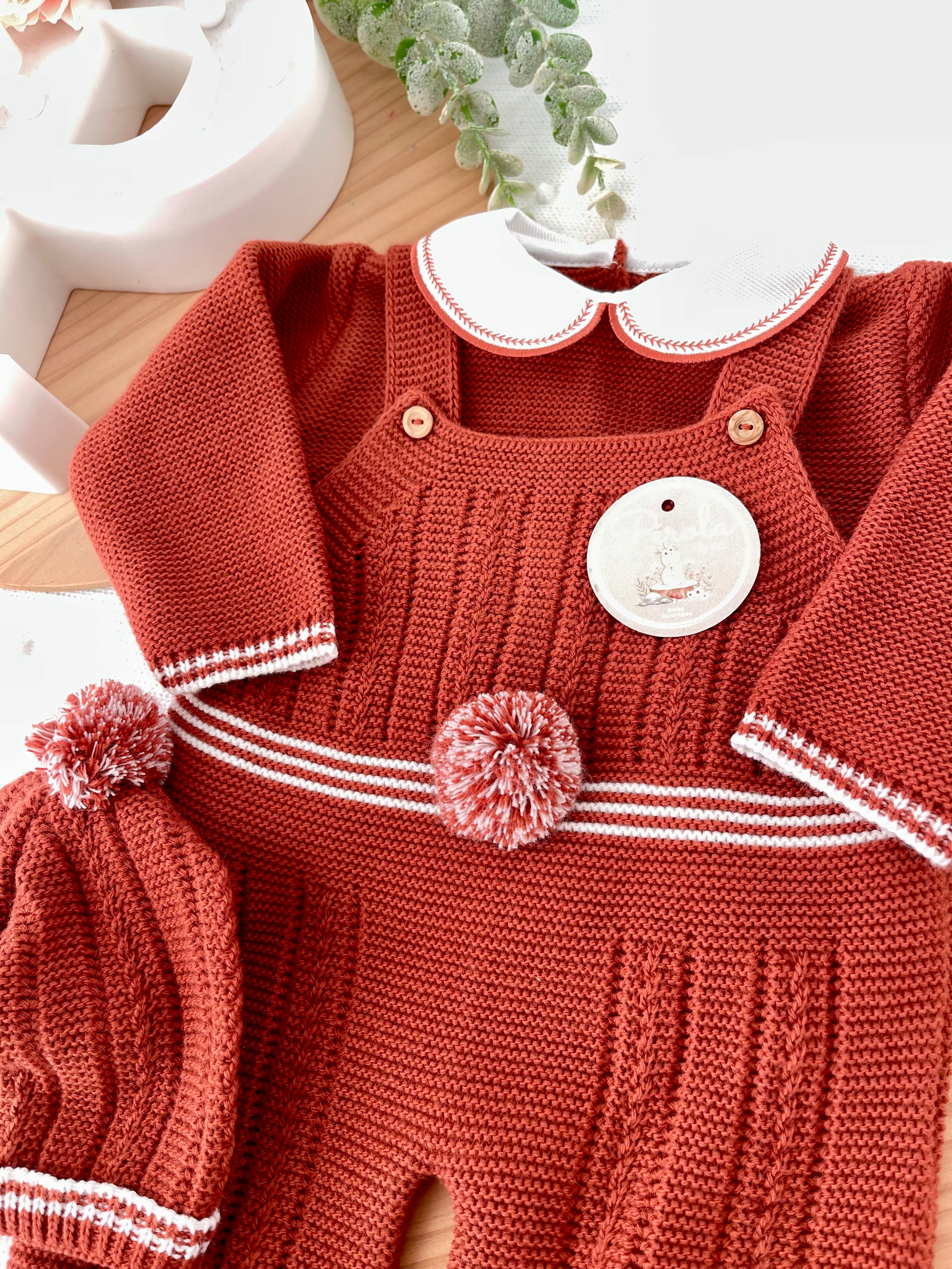 Conjunto Pompom Tijolo: jardineiras, camisola e gorro