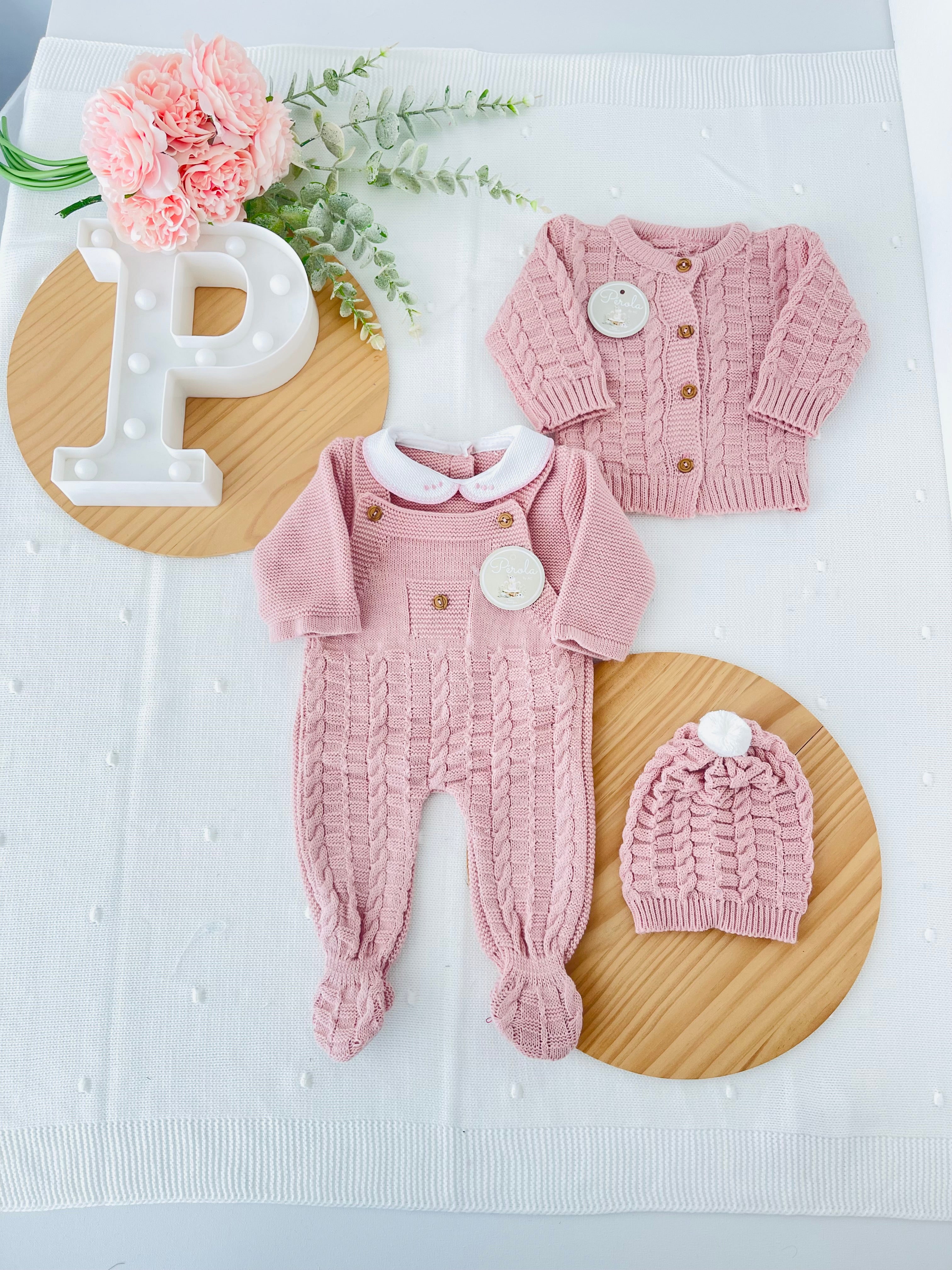 Saída de maternidade Aconchego 4 peças: casaco, jardineiras, camisola e gorro