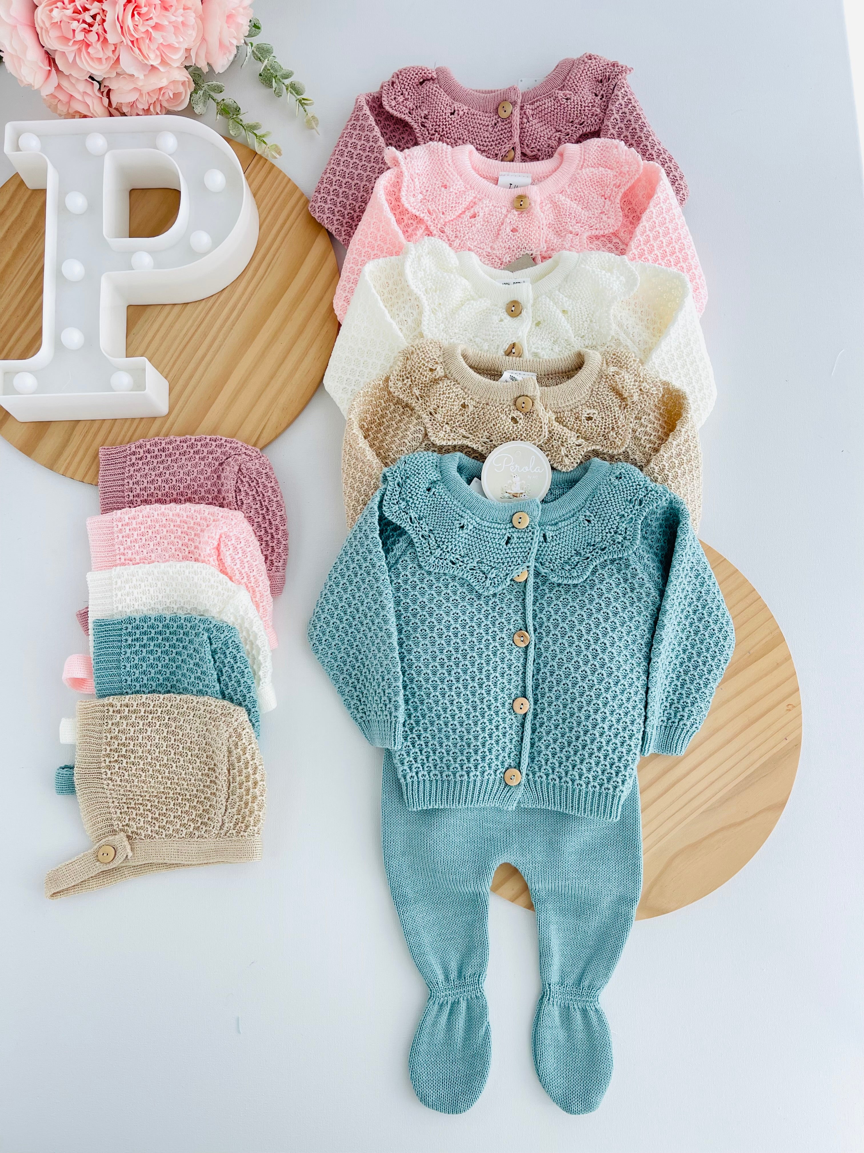 Conjunto malha com golinha: casaco, calças e touca- malha fina