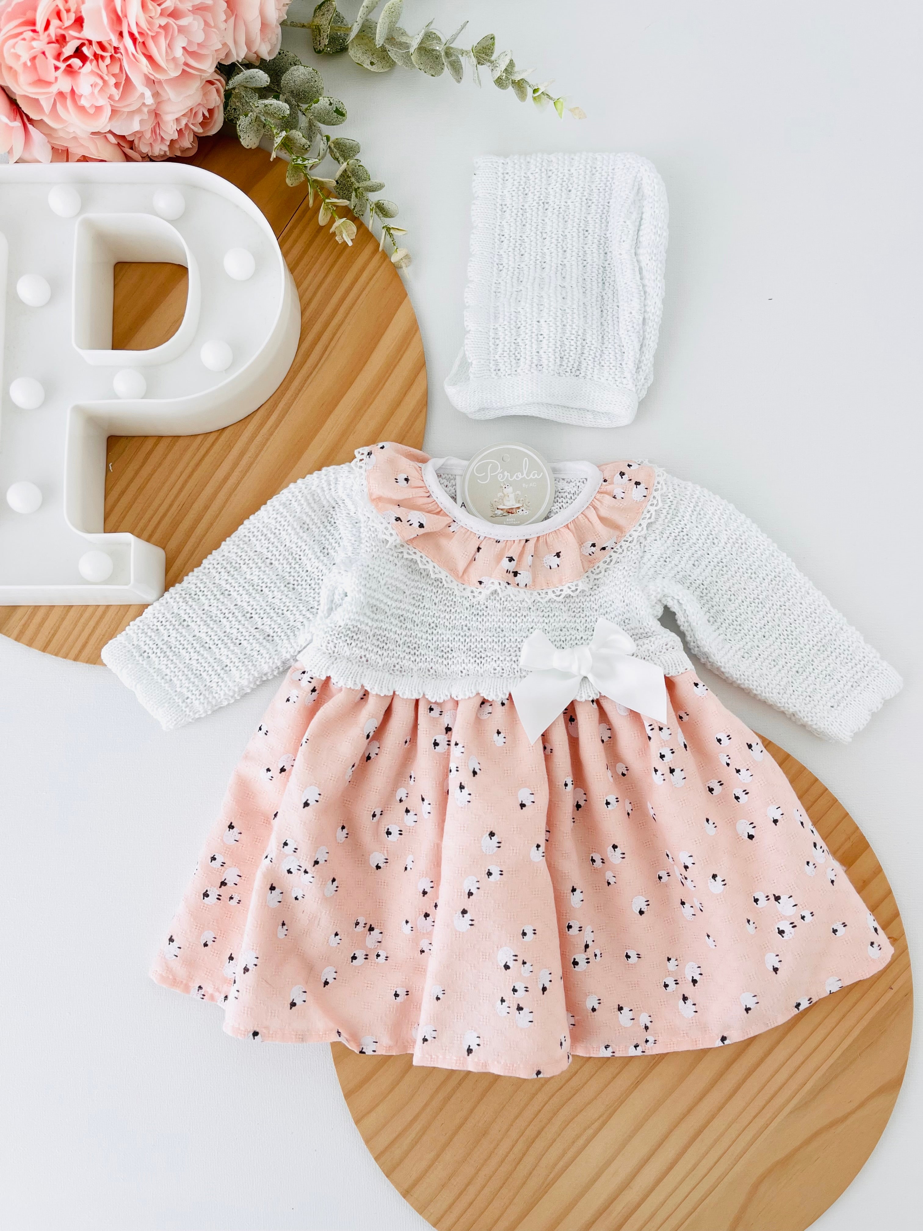 Conjunto ovelhinhas: vestido e touca Primavera/verão