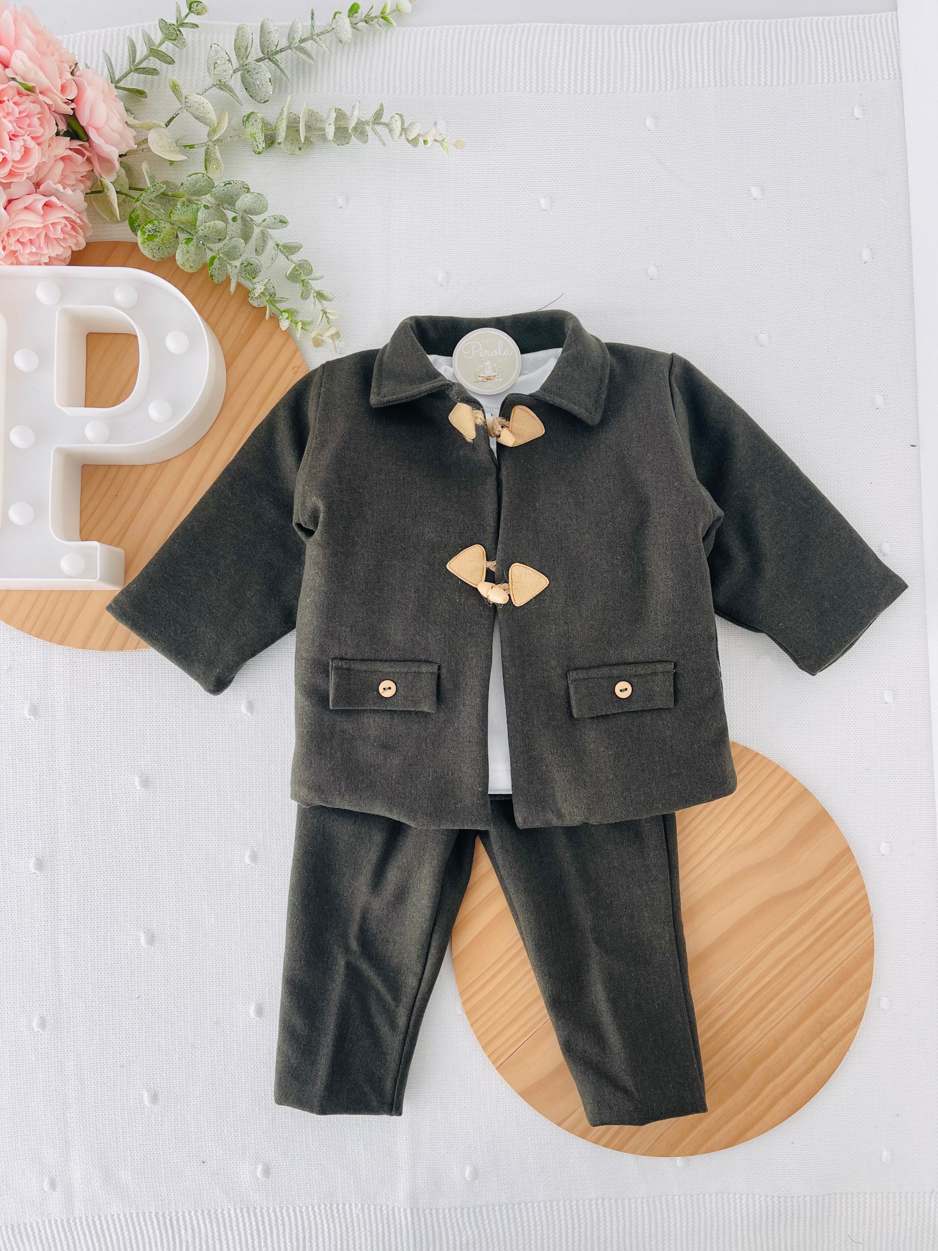 Conjunto menino em fazenda 3 peças: casaco, calças e camisola