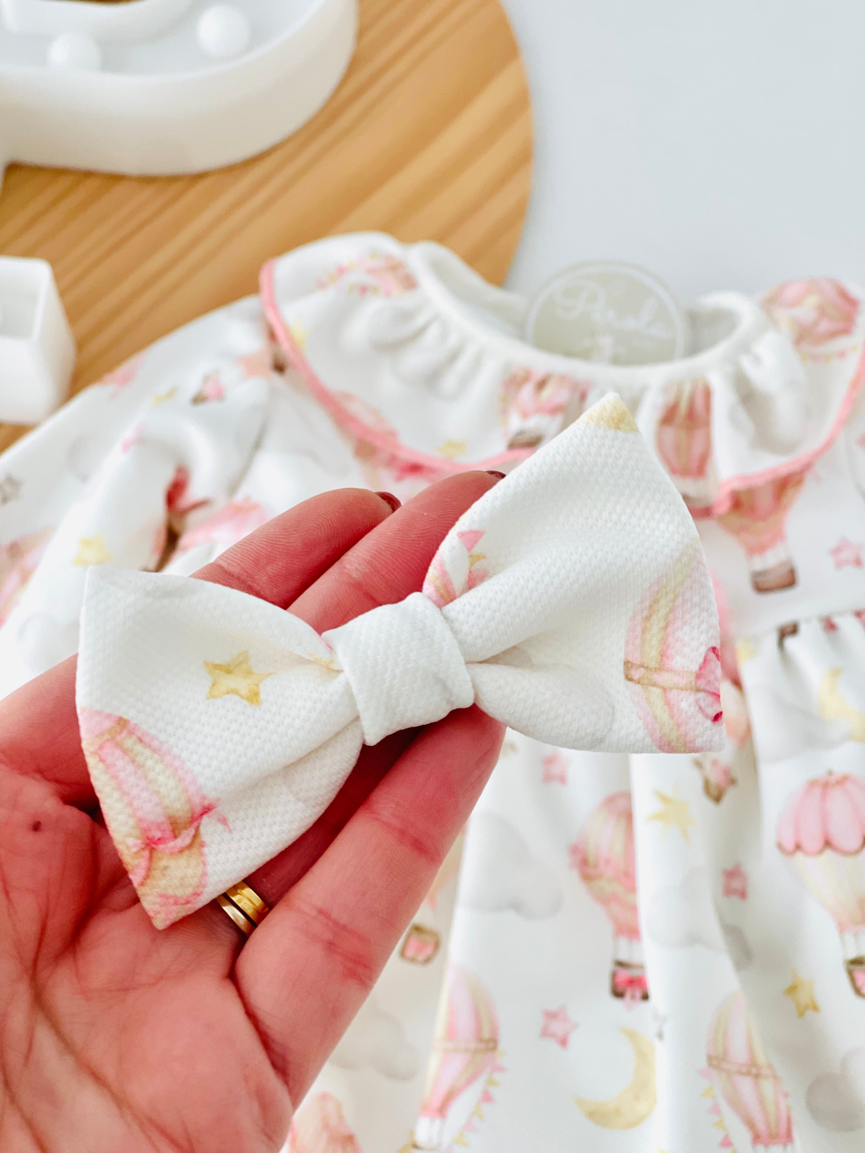 Vestido e laço para o cabelo