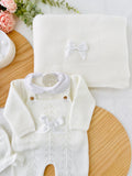 Conjunto recém nascido branco 4 peças : manta, jardineiras, camisola e touca