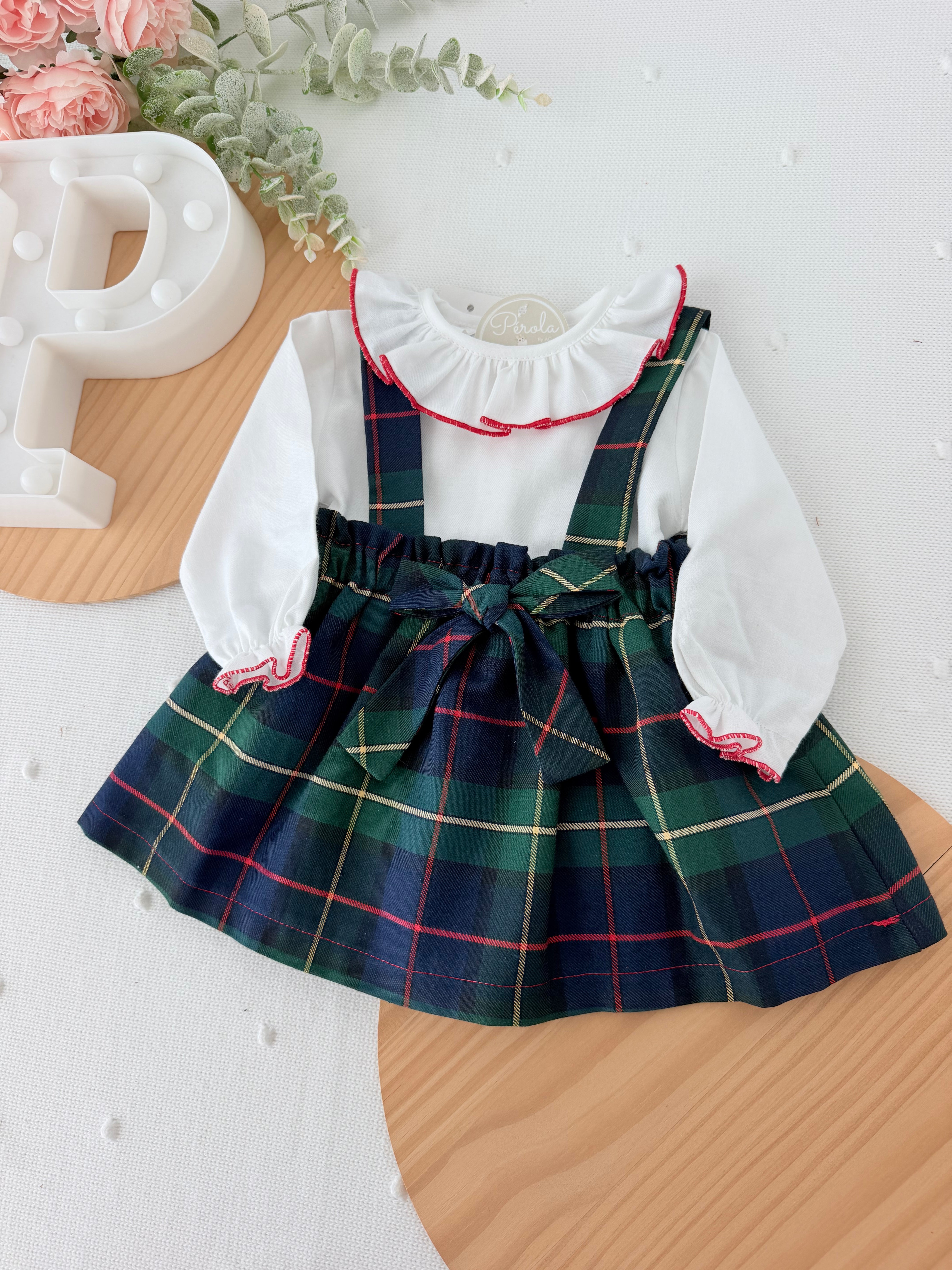 Saia com alças e blusa xadrez verde