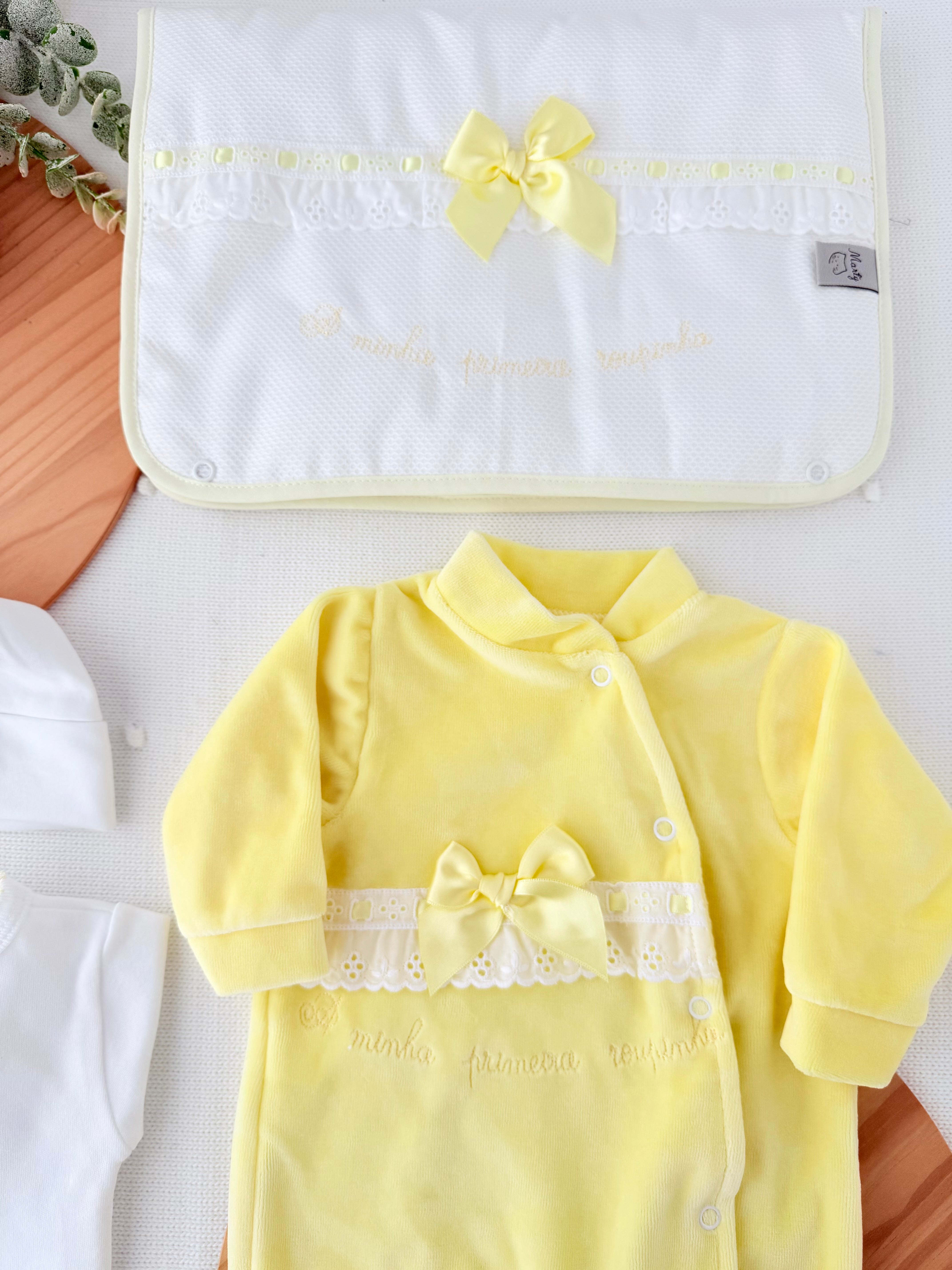 Conjunto primeira roupinha veludo em Amarelo