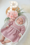 Vestido e touca rosa velho