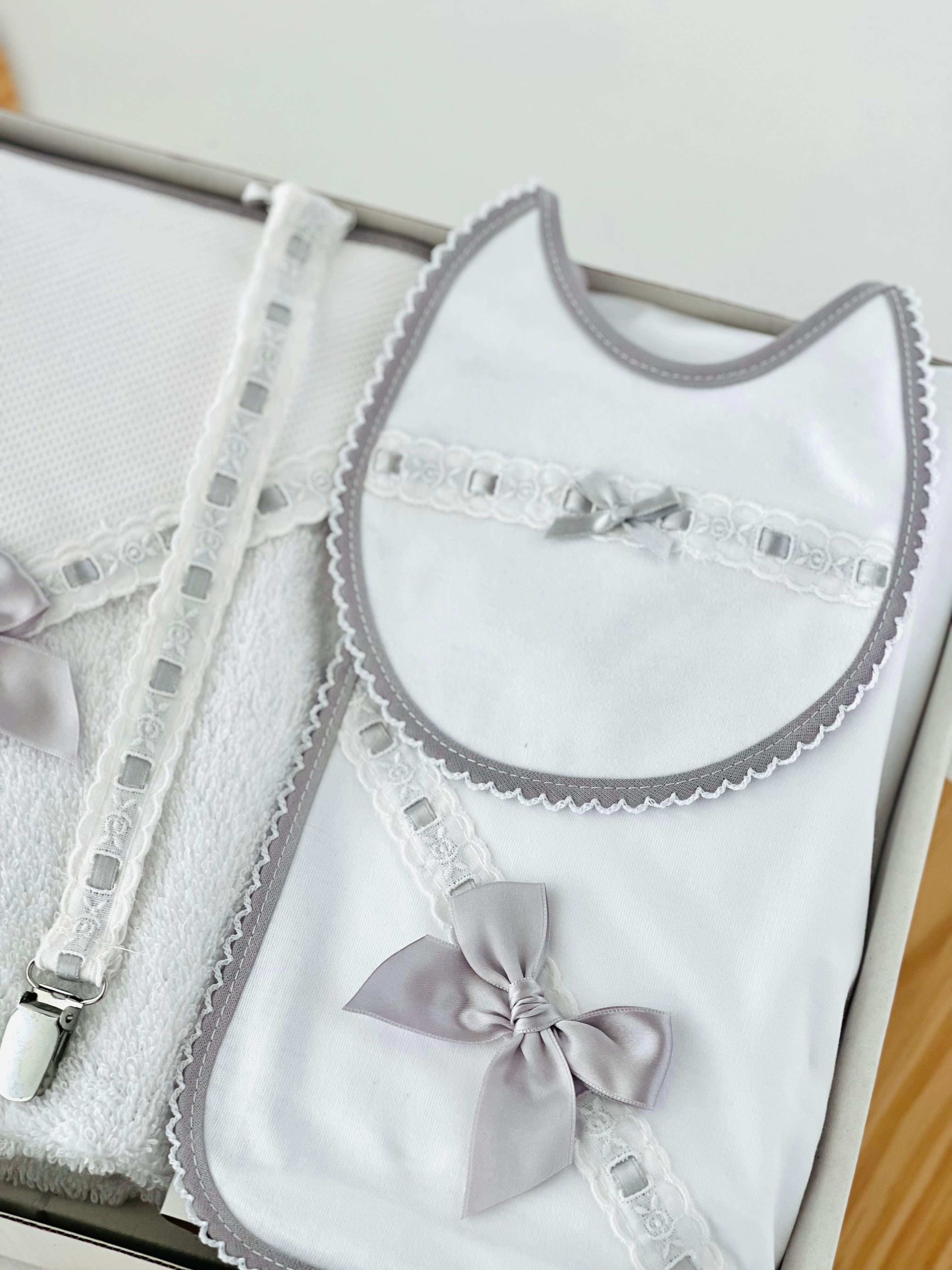 Box enxoval: toalha de banho, fralda, babete e prende chupetas