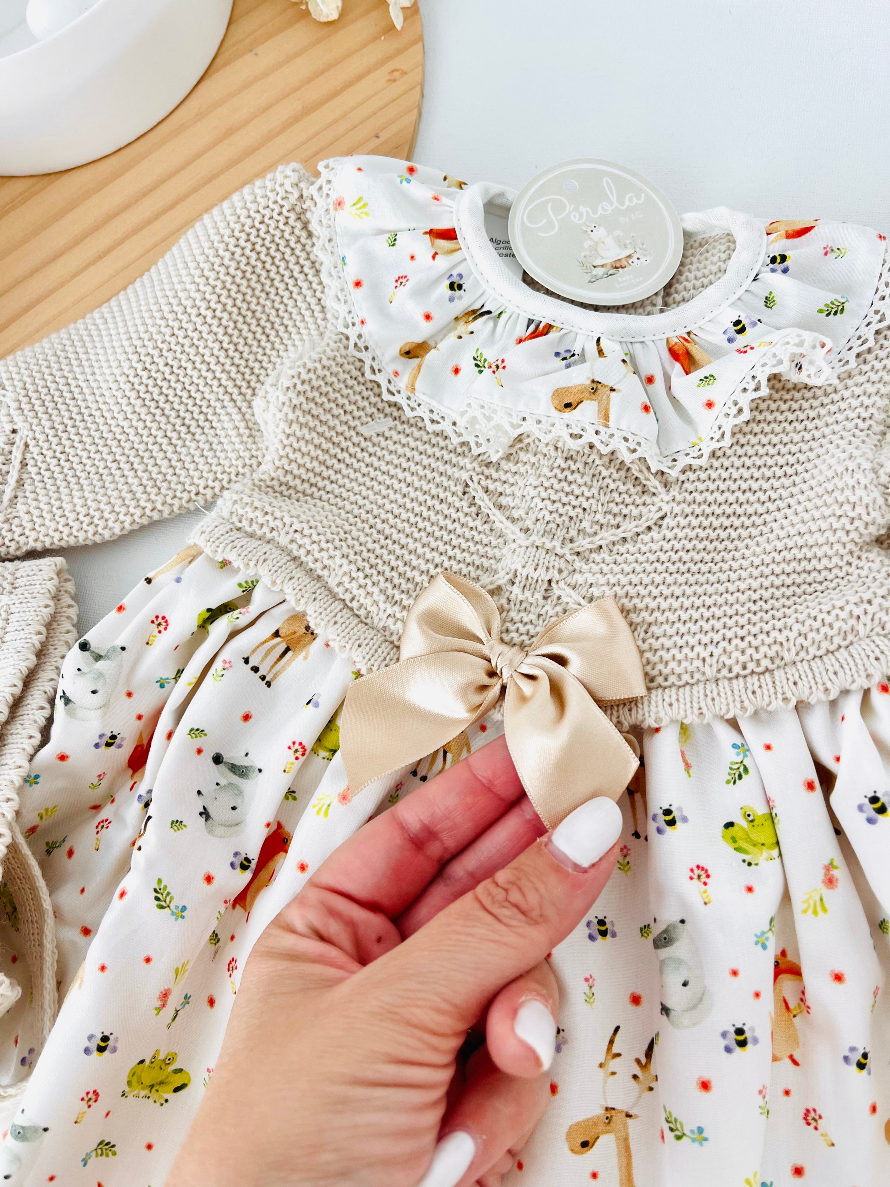 Vestido e touca Bege