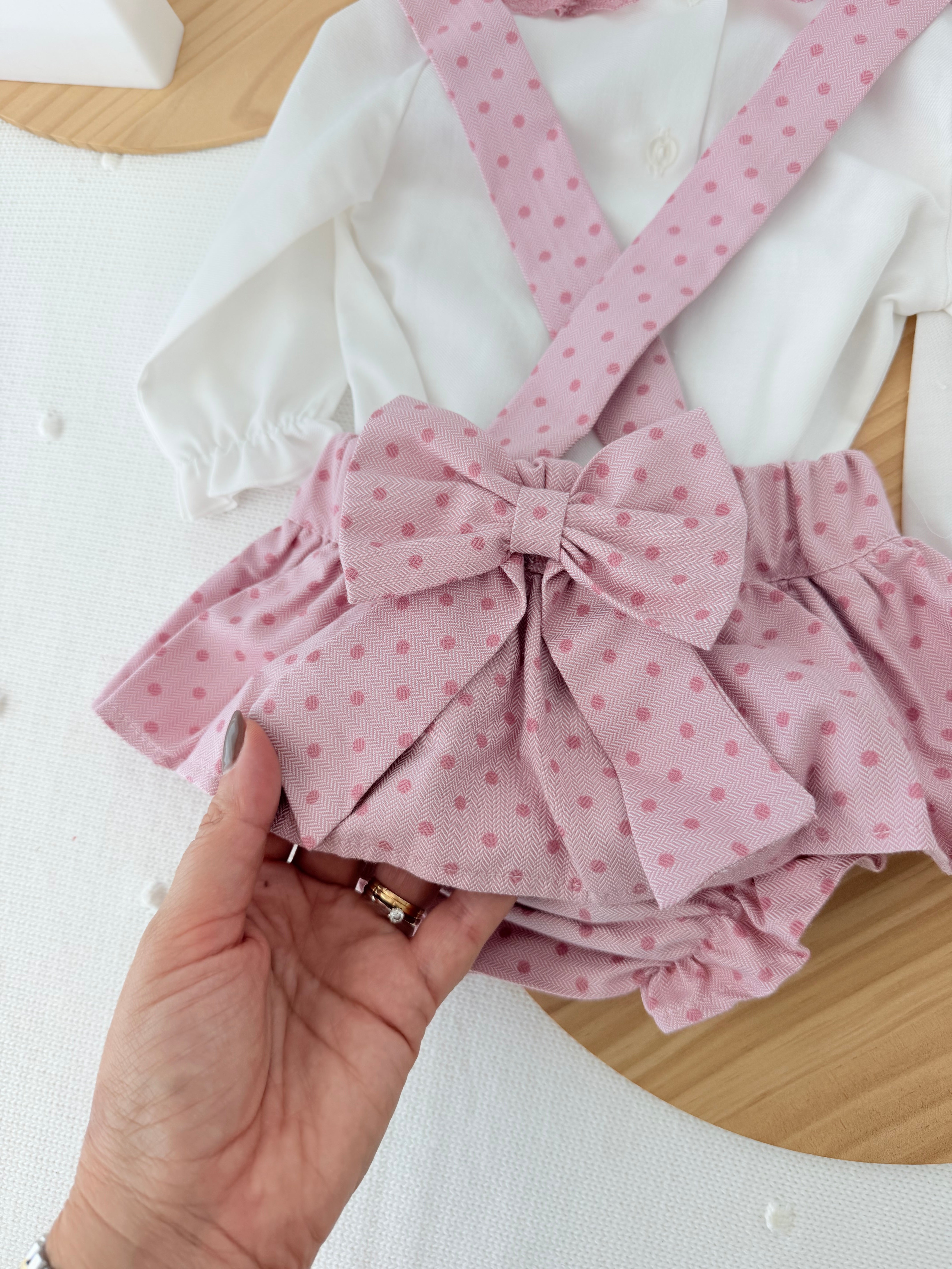 Conjunto Bolinhas Rosa: Blusa + Jardineiras com Laço