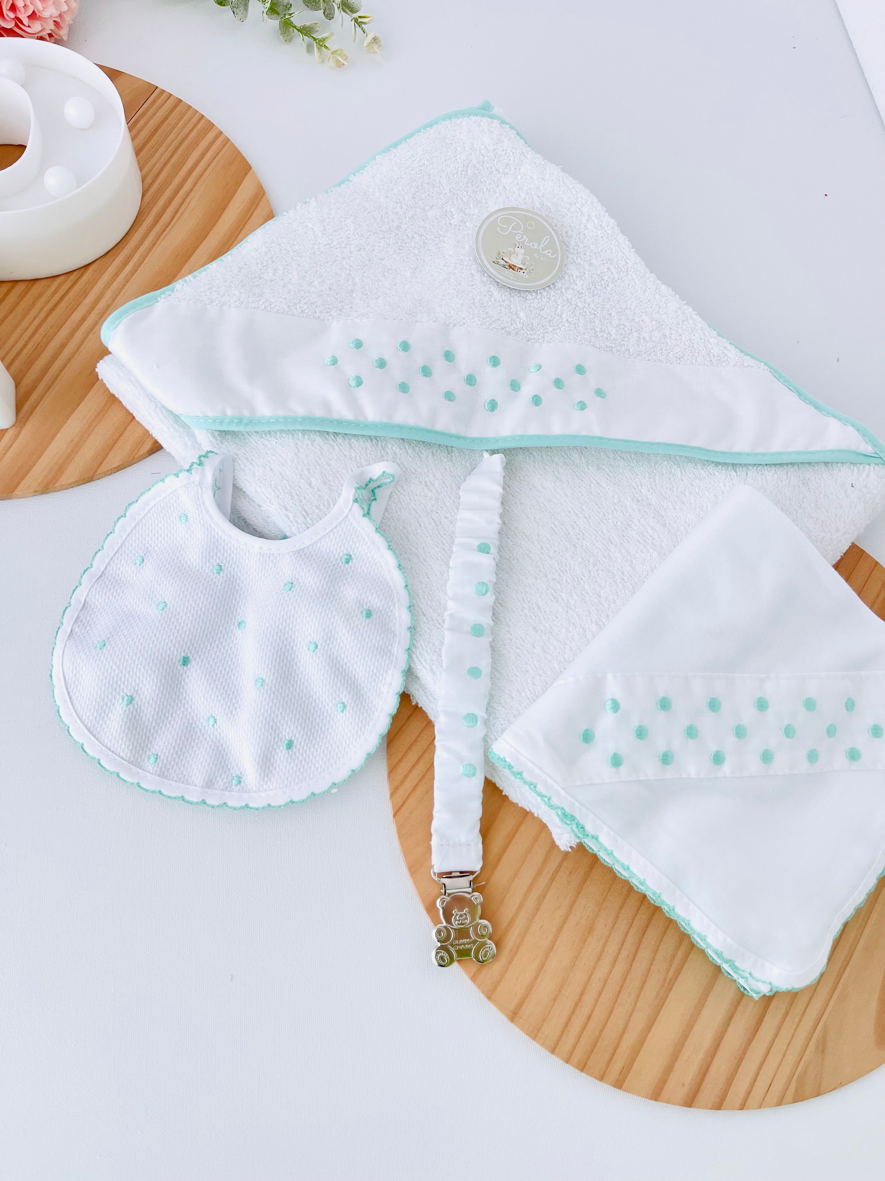 Box enxoval bolinhas: toalha de banho, fralda, babete e prende chupetas