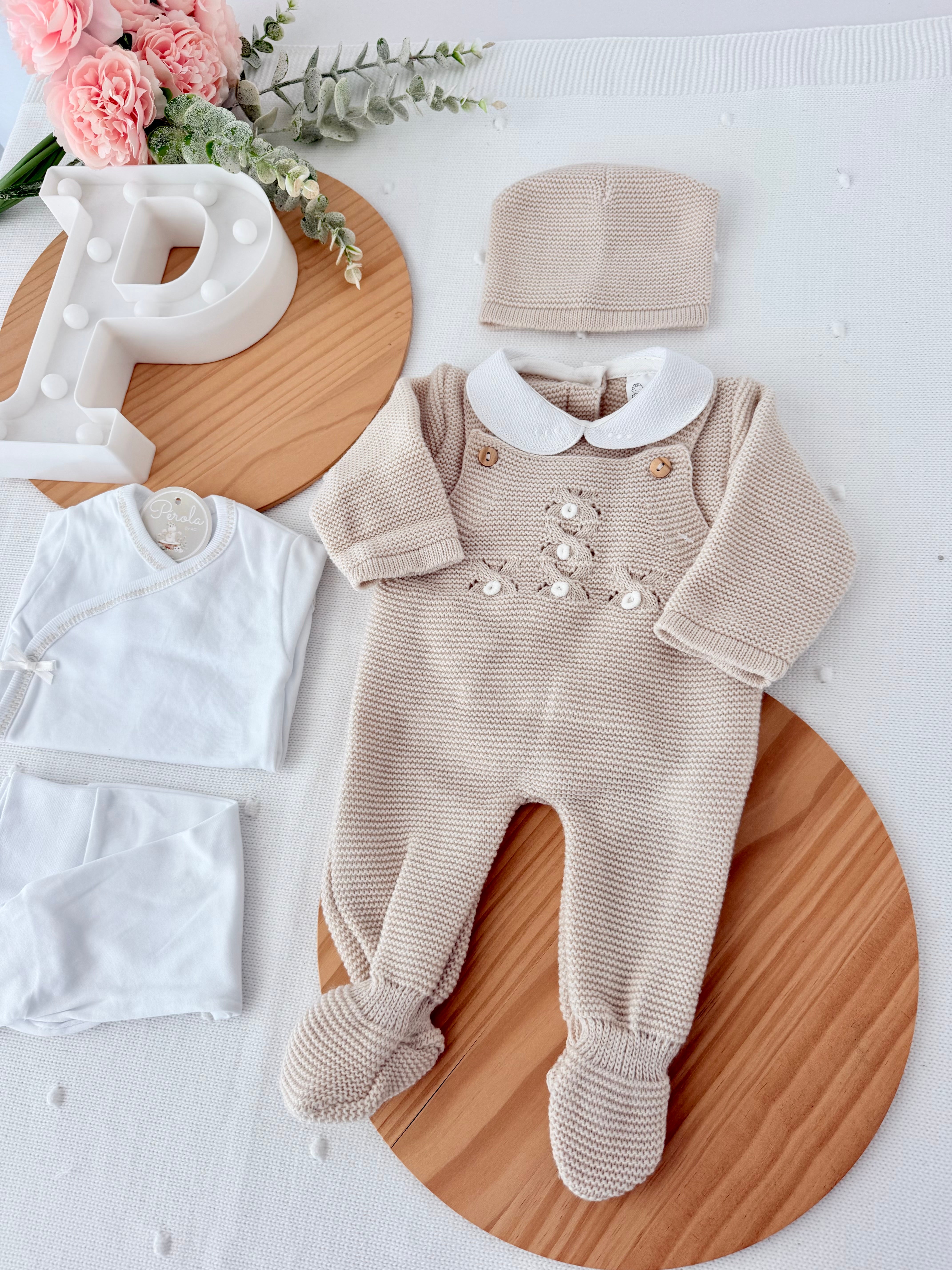Pack saída de maternidade Bege 5 peças: body, calças, jardineiras, camisola e gorro