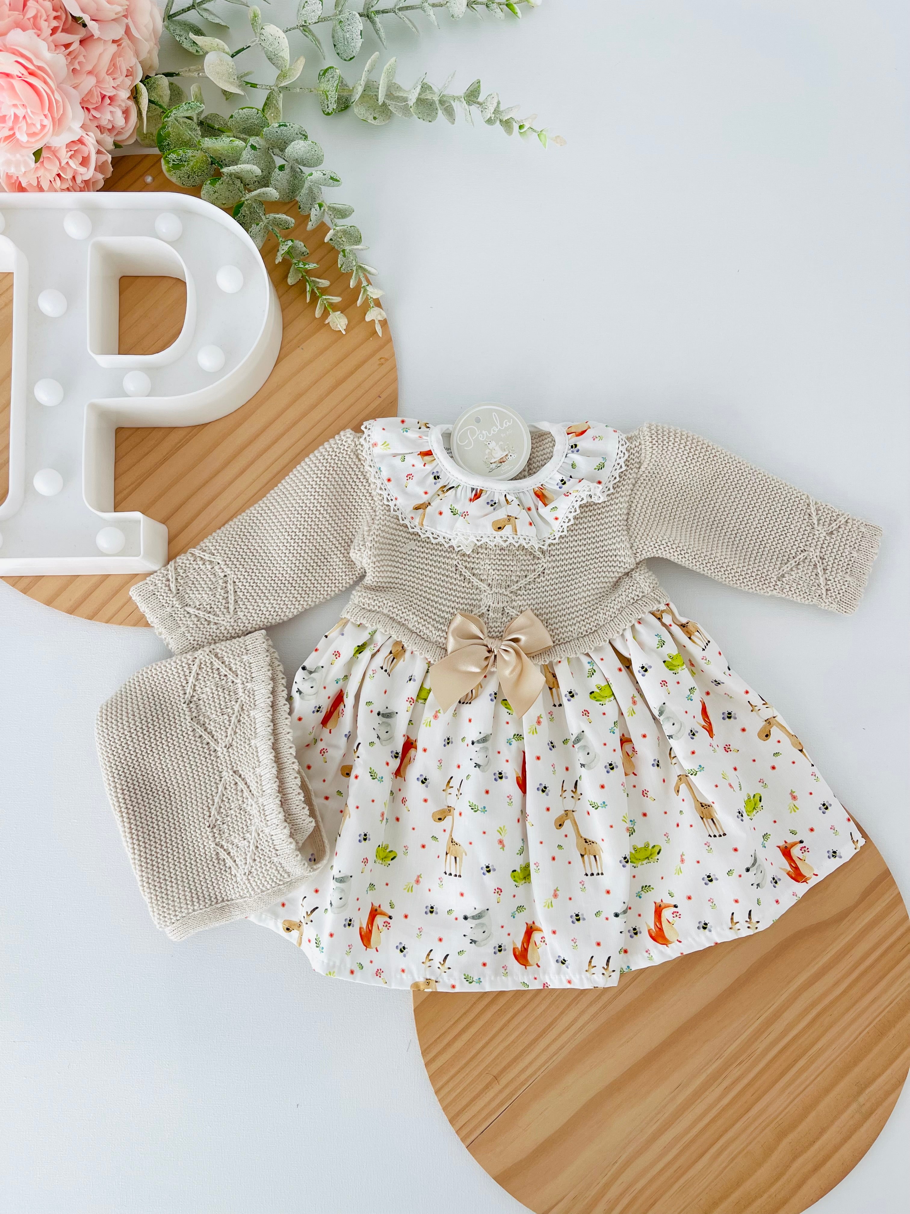 Vestido e touca Bege