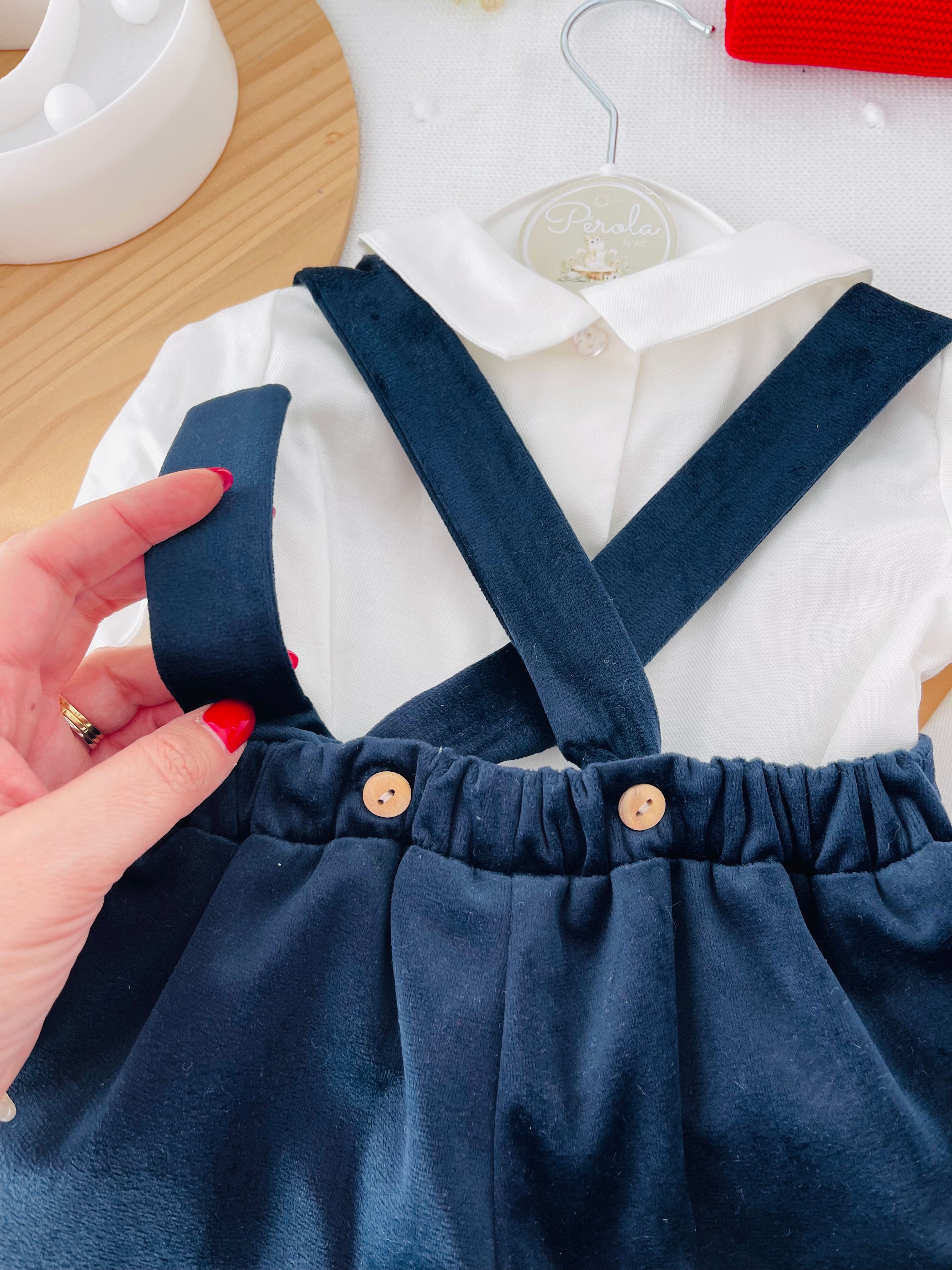 Conjunto premium em veludo: Calções com alças e camisa