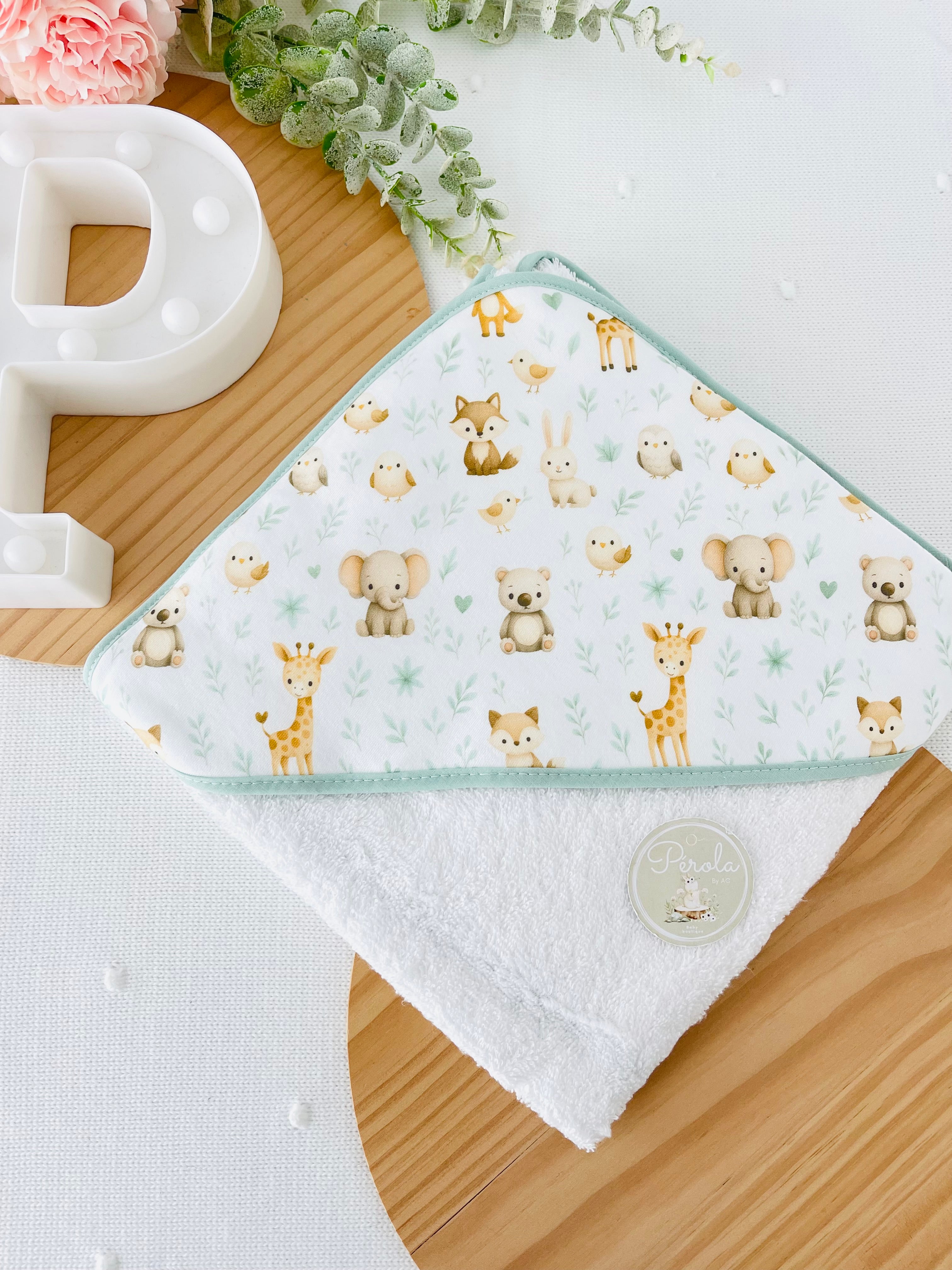 Toalha de banho tema animais amorosos