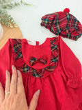 Vestido e boina em vermelho