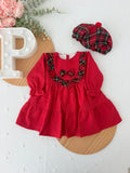 Vestido e boina em vermelho