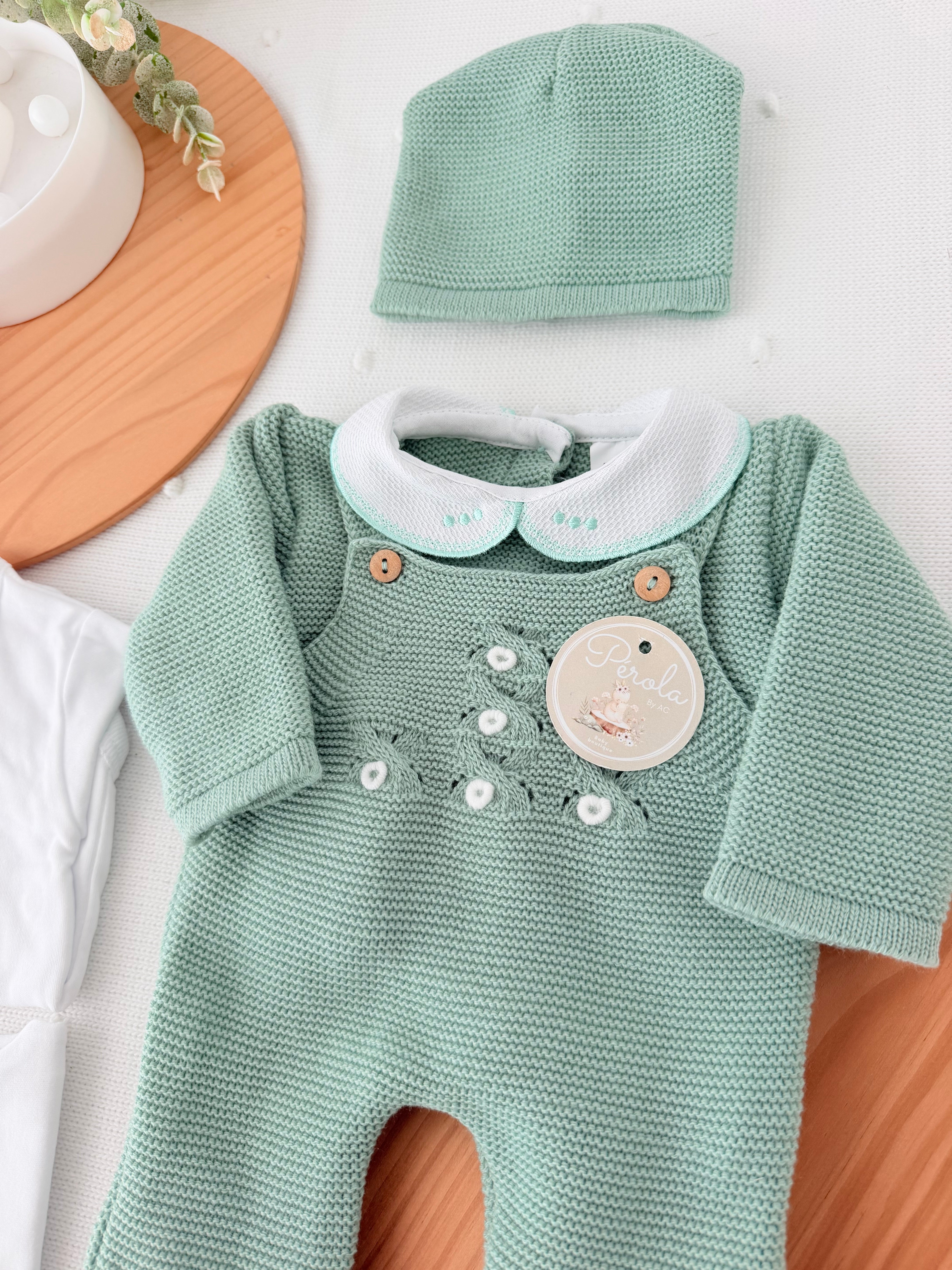 Pack saída de maternidade verde 5 peças: body, calças, jardineiras, camisola e gorro