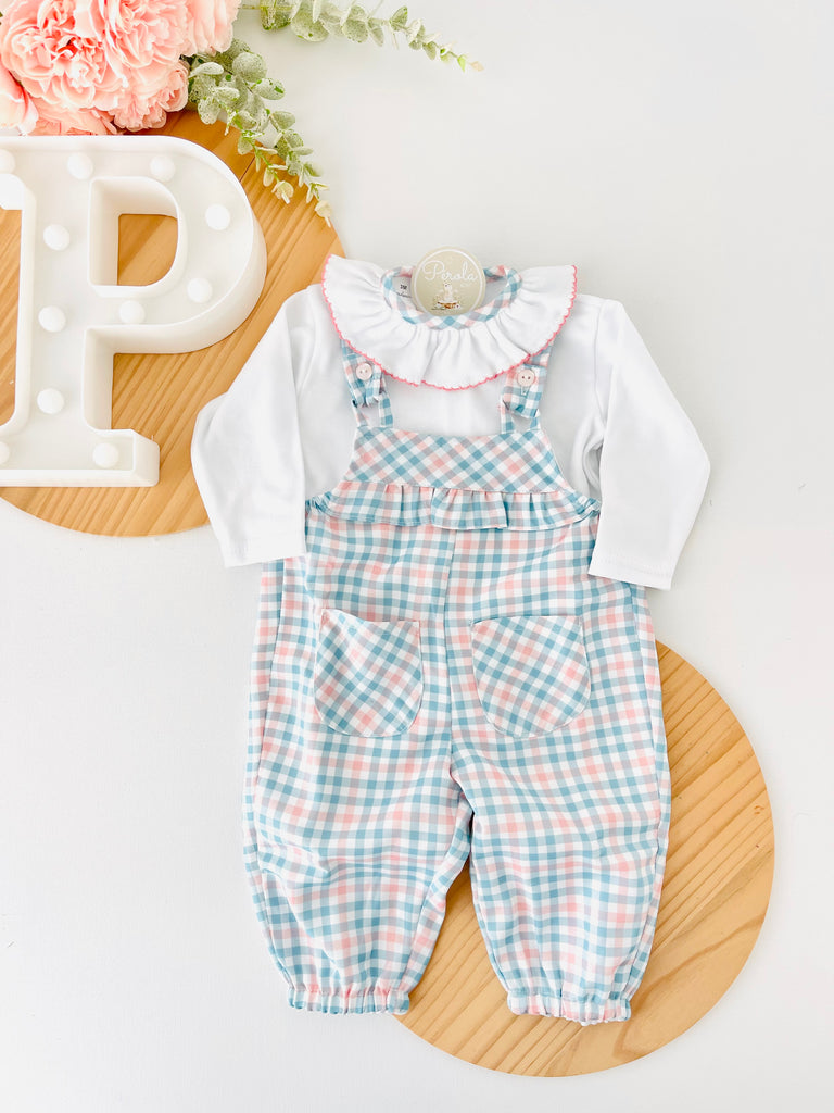 Conjunto jardineiras e camisola com golinha