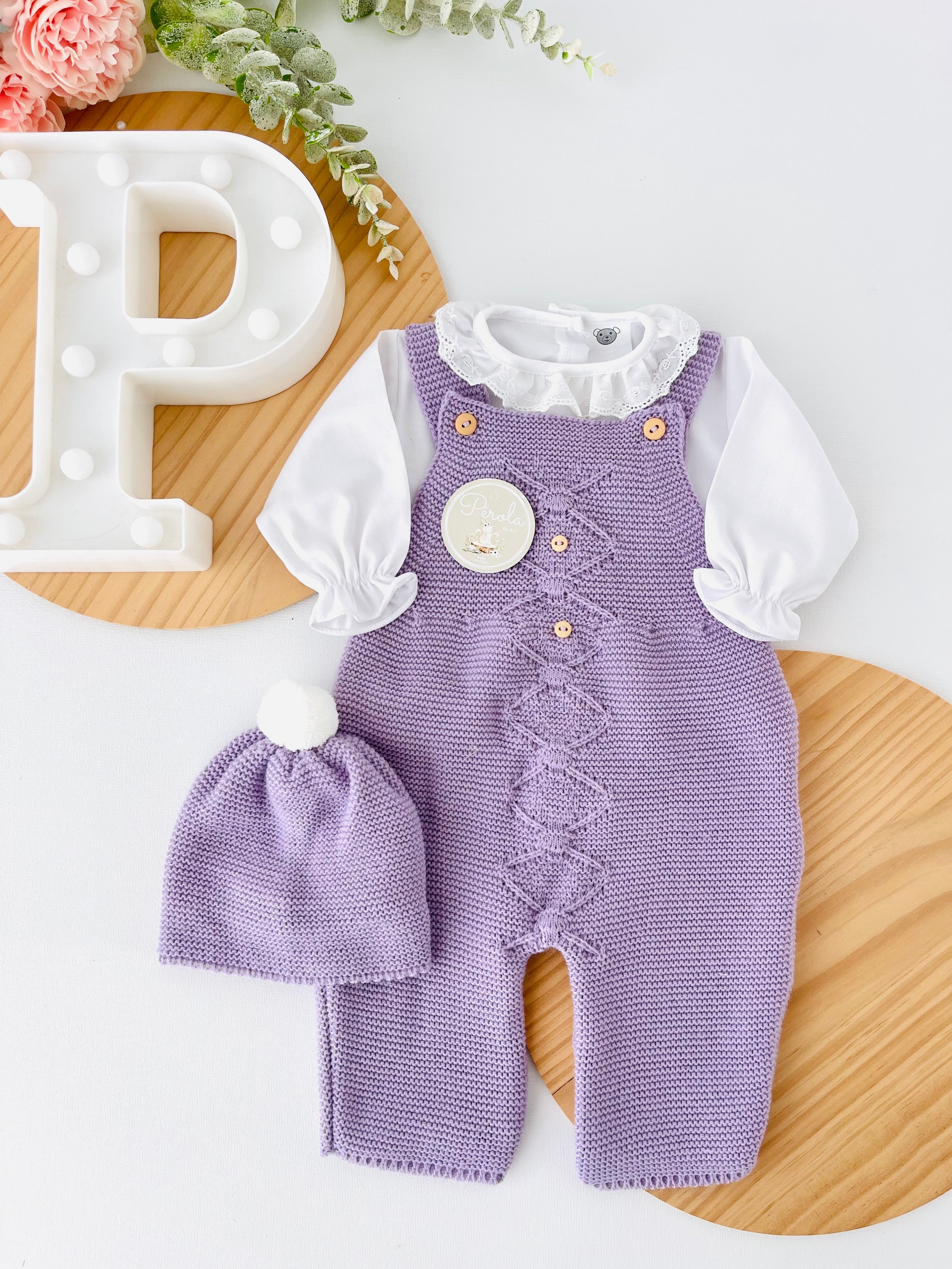 Saída de maternidade lilás: jardineiras, blusa e gorro Outono Inverno