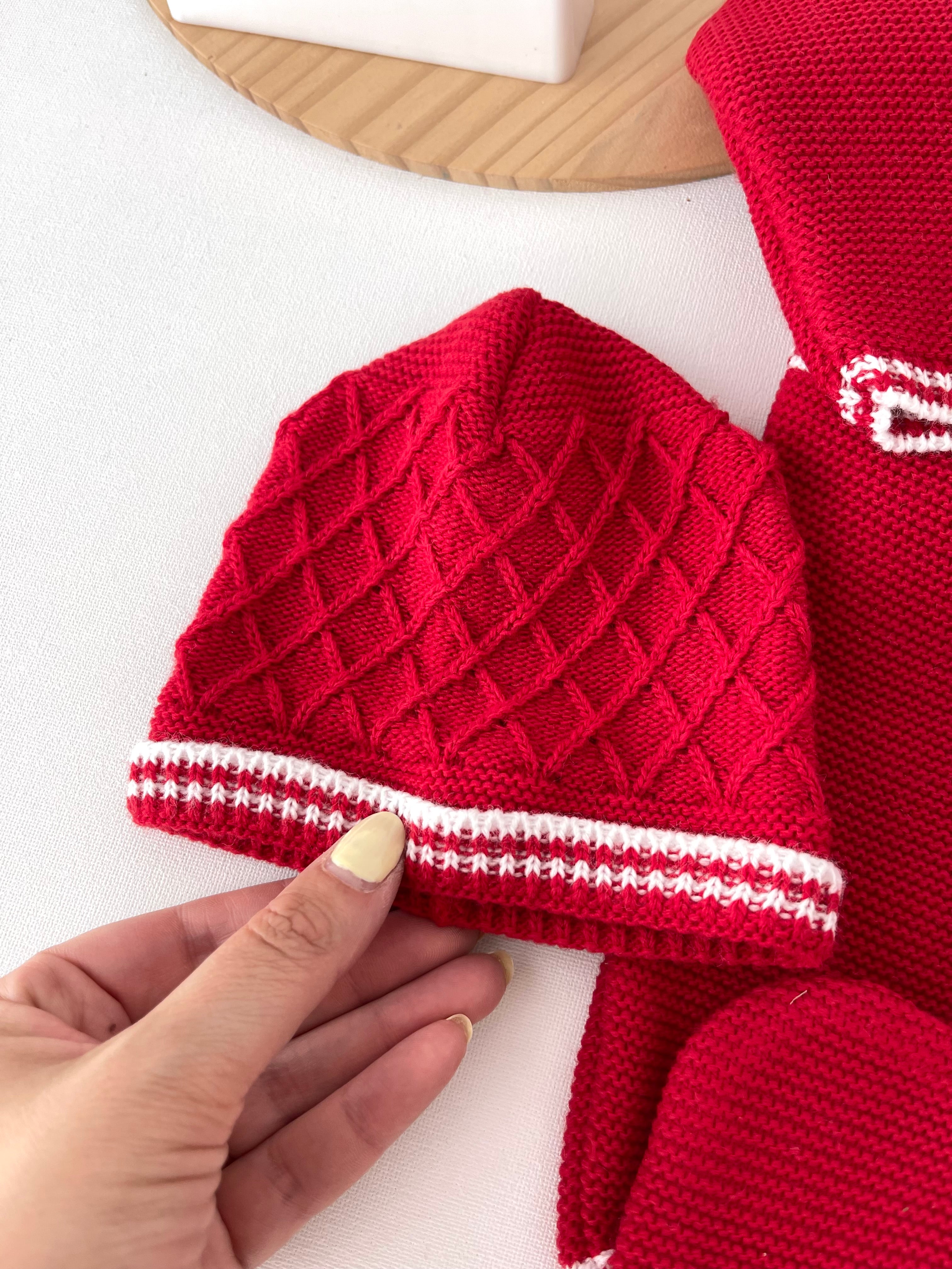 Saída de maternidade vermelho pompoms: jardineiras, camisola e gorro