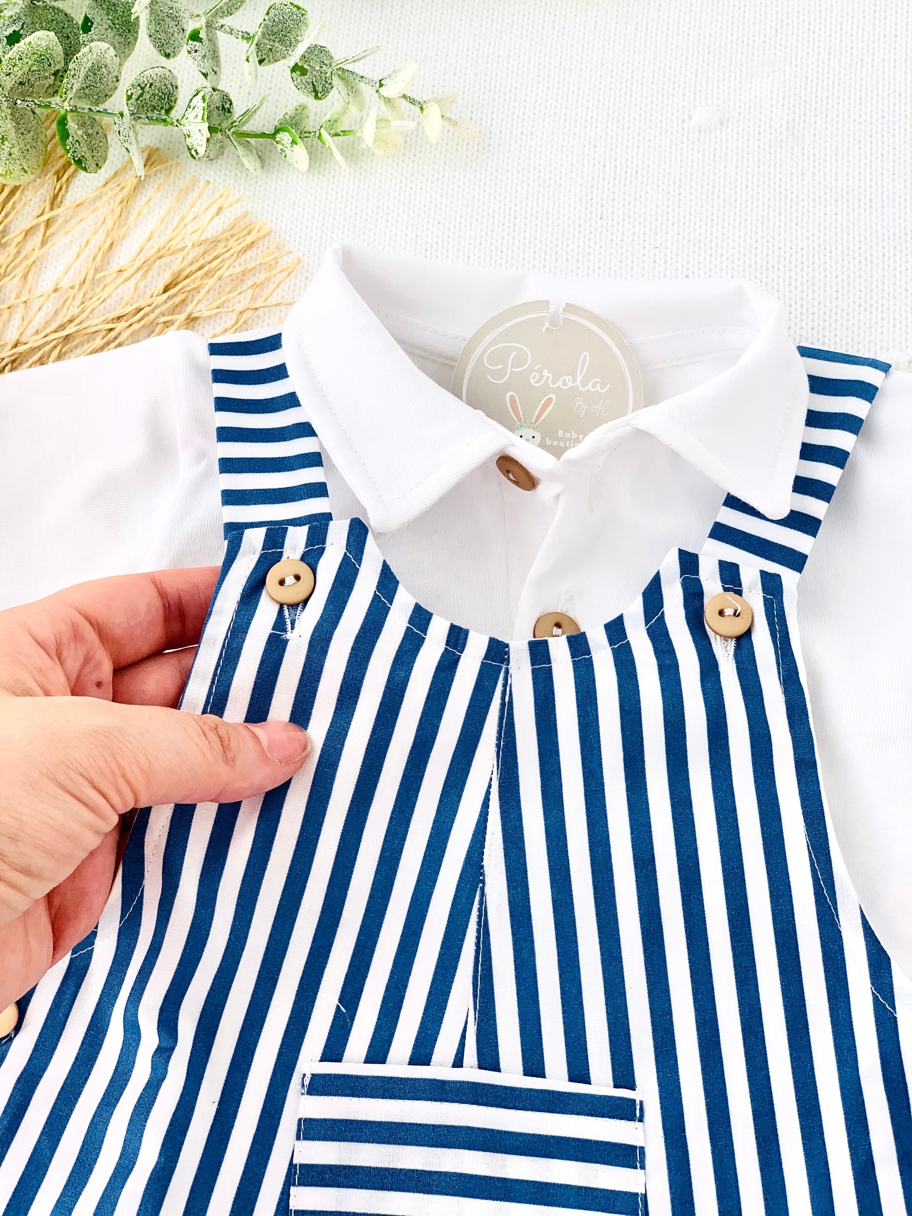 Jardineiras e polo às riscas