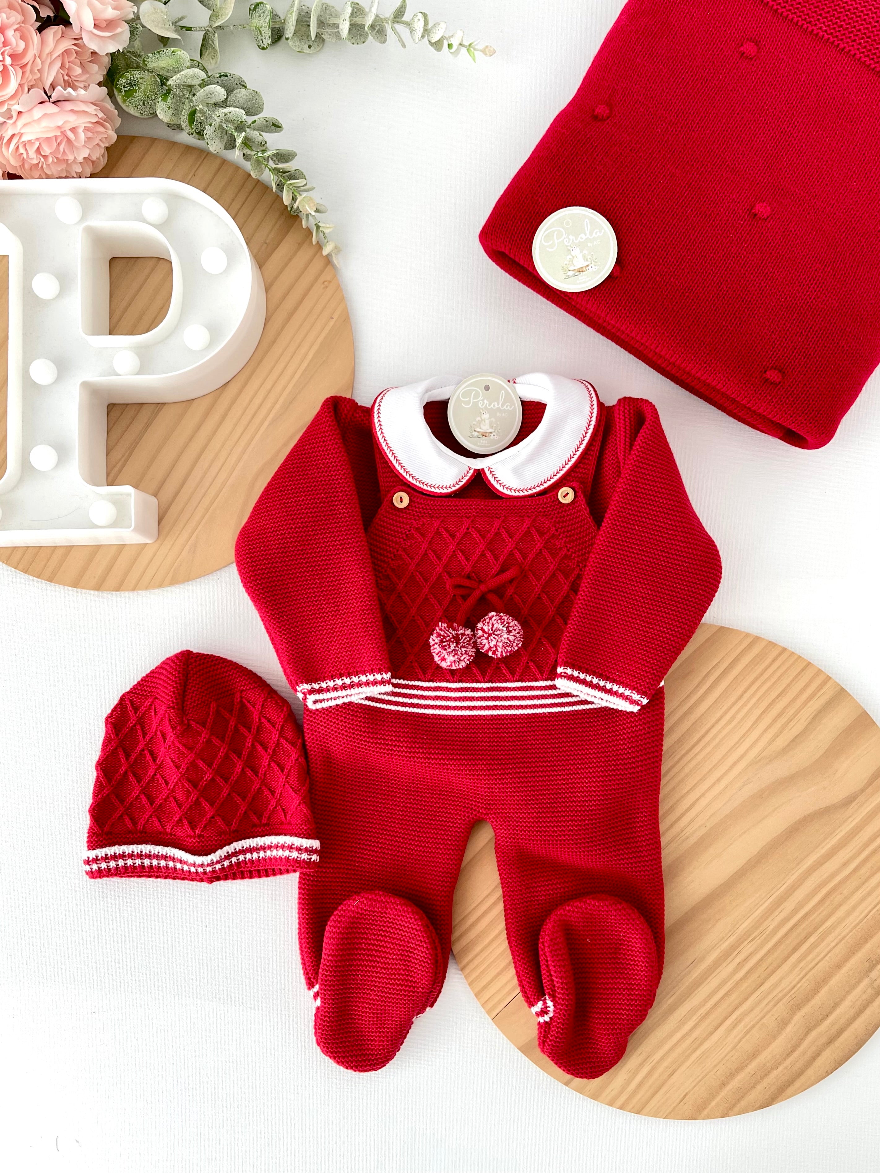 Saída de maternidade vermelho pompoms: jardineiras, camisola e gorro