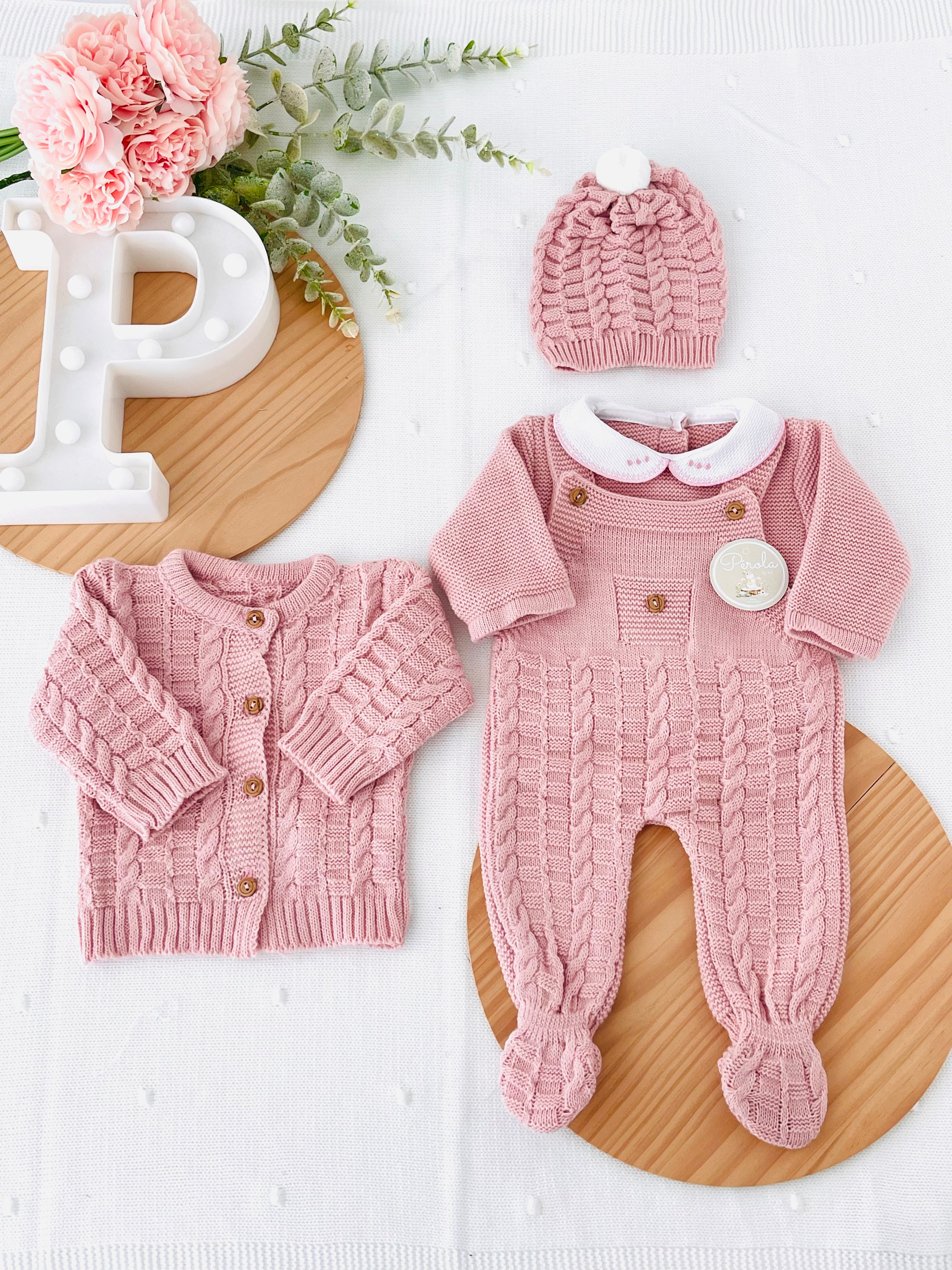 Saída de maternidade Aconchego 4 peças: casaco, jardineiras, camisola e gorro