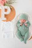 Pack saída de maternidade verde 5 peças: body, calças, jardineiras, camisola e gorro