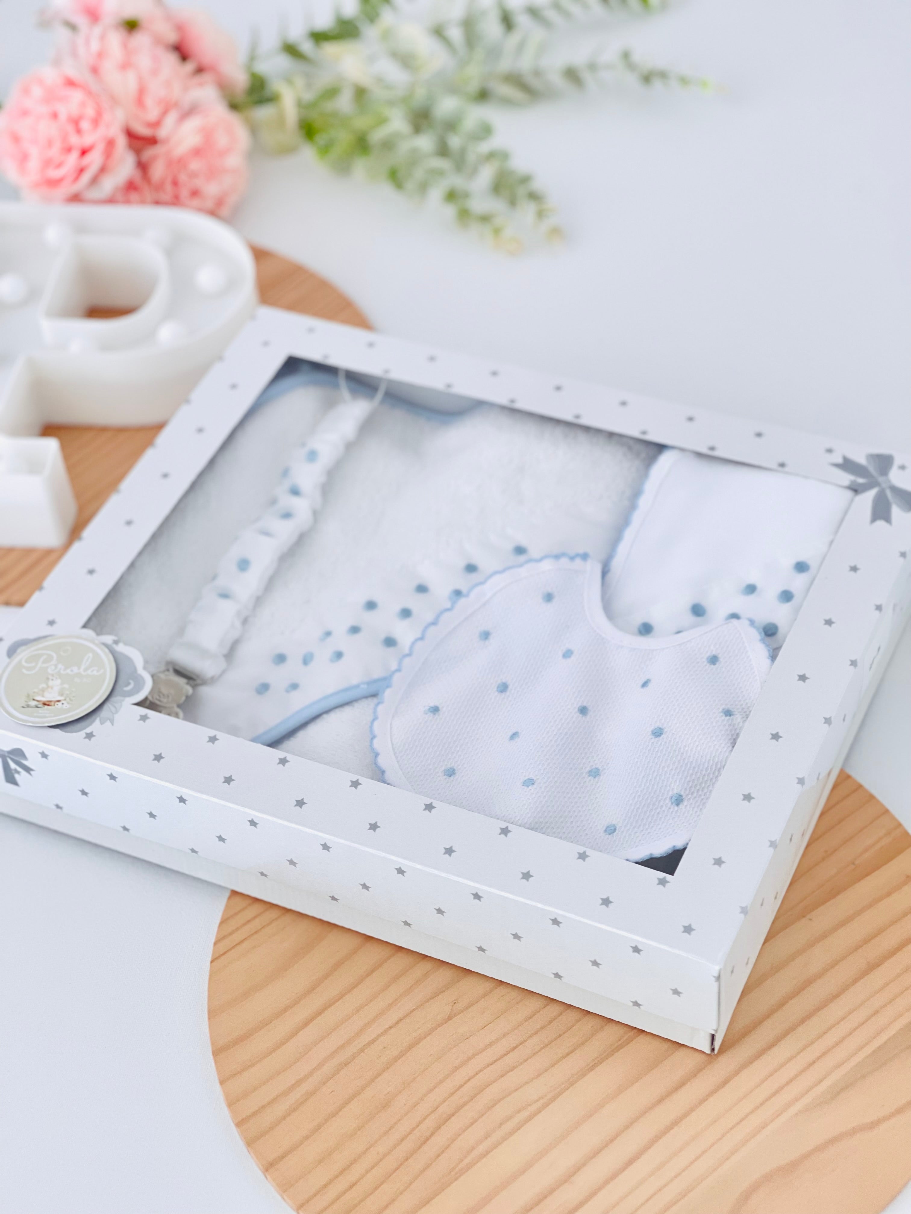 Box enxoval bolinhas: toalha de banho, fralda, babete e prende chupetas