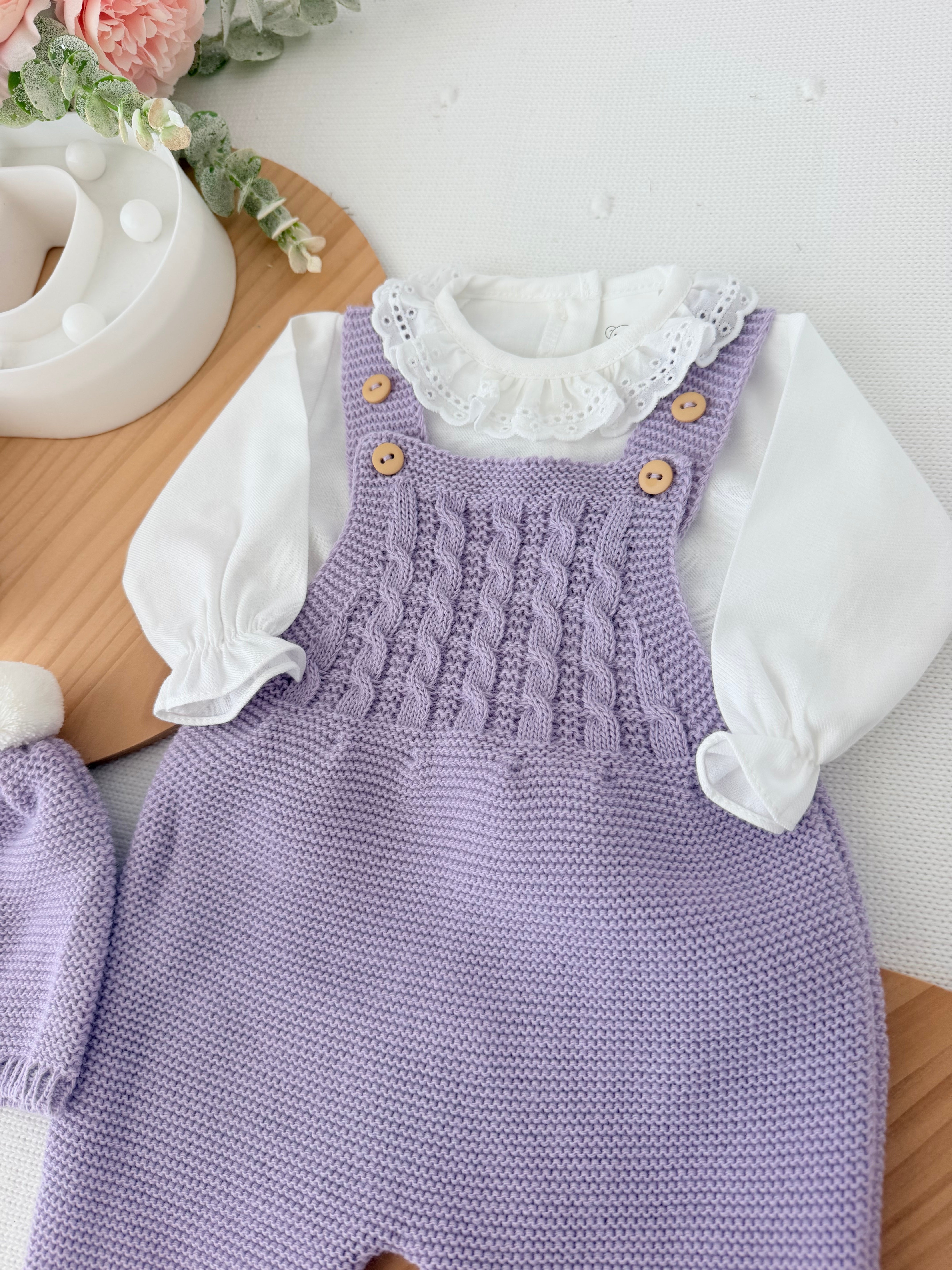 Saída de maternidade lilás: jardineiras, blusa e gorro Outono Inverno