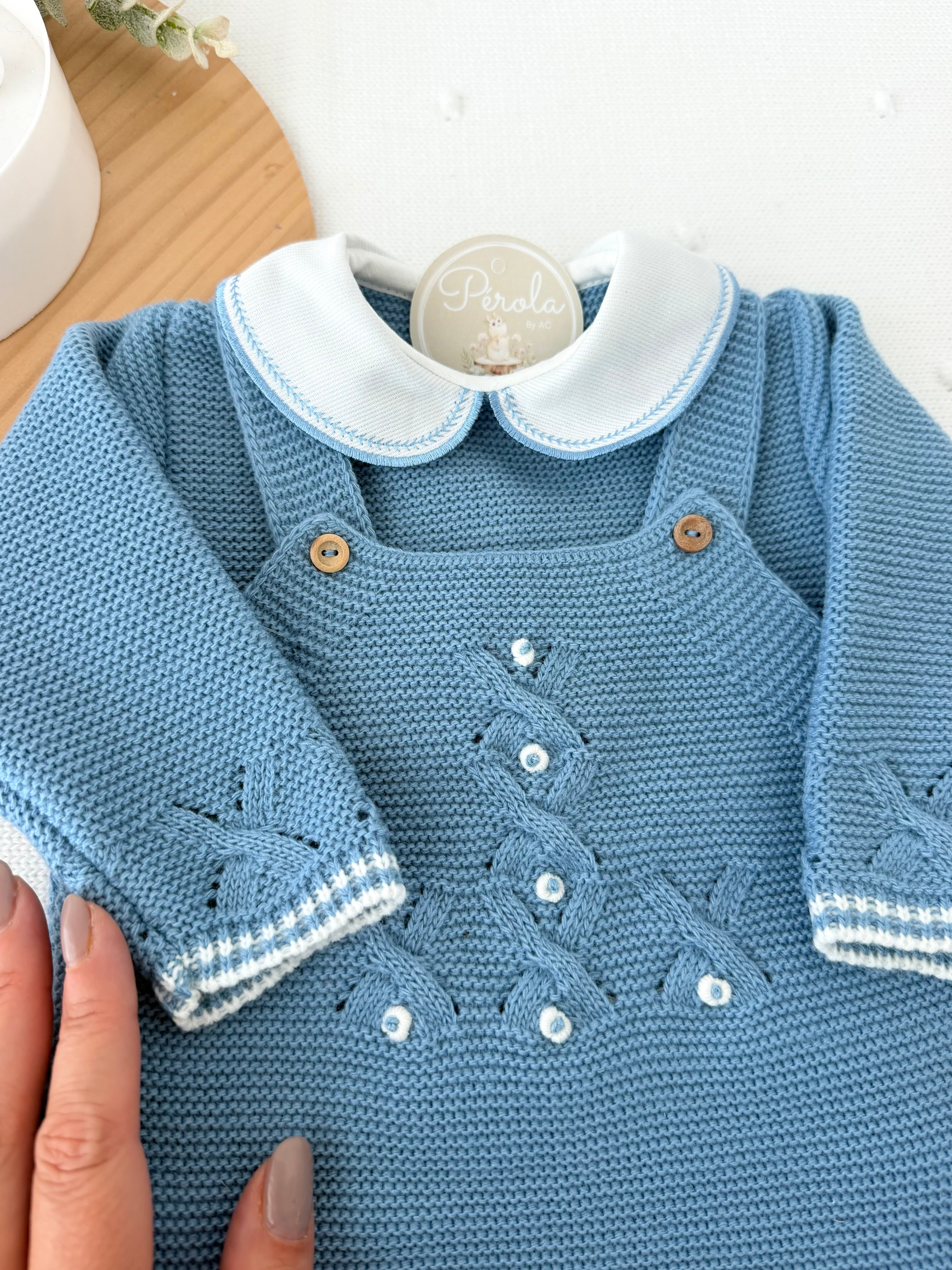 Saída de maternidade azul cobalto : jardineiras, camisola e gorro malha quentinha