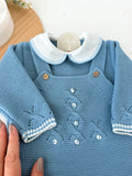 Saída de maternidade azul cobalto : jardineiras, camisola e gorro malha quentinha
