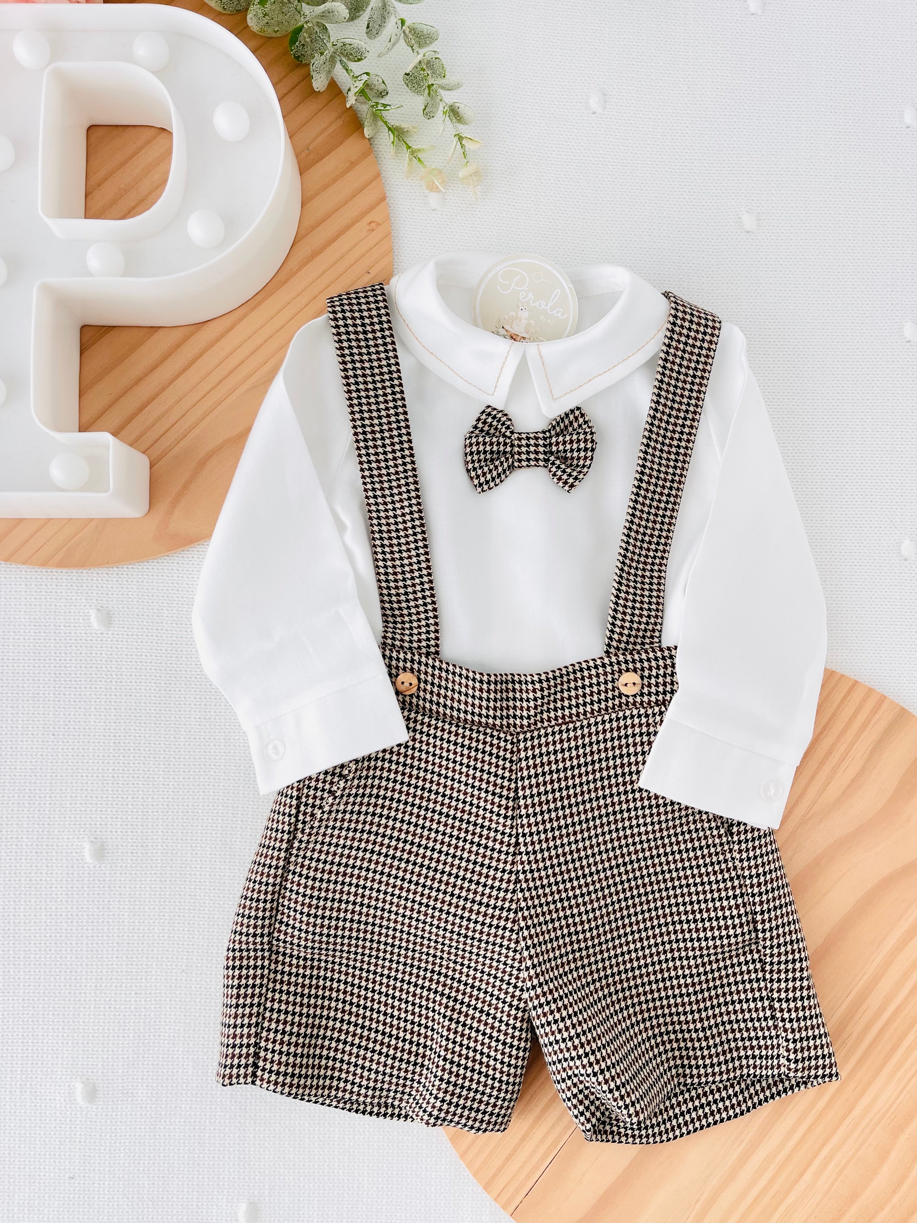 Conjunto xadrez castanho  menino: calções, camisa e laço xadrez