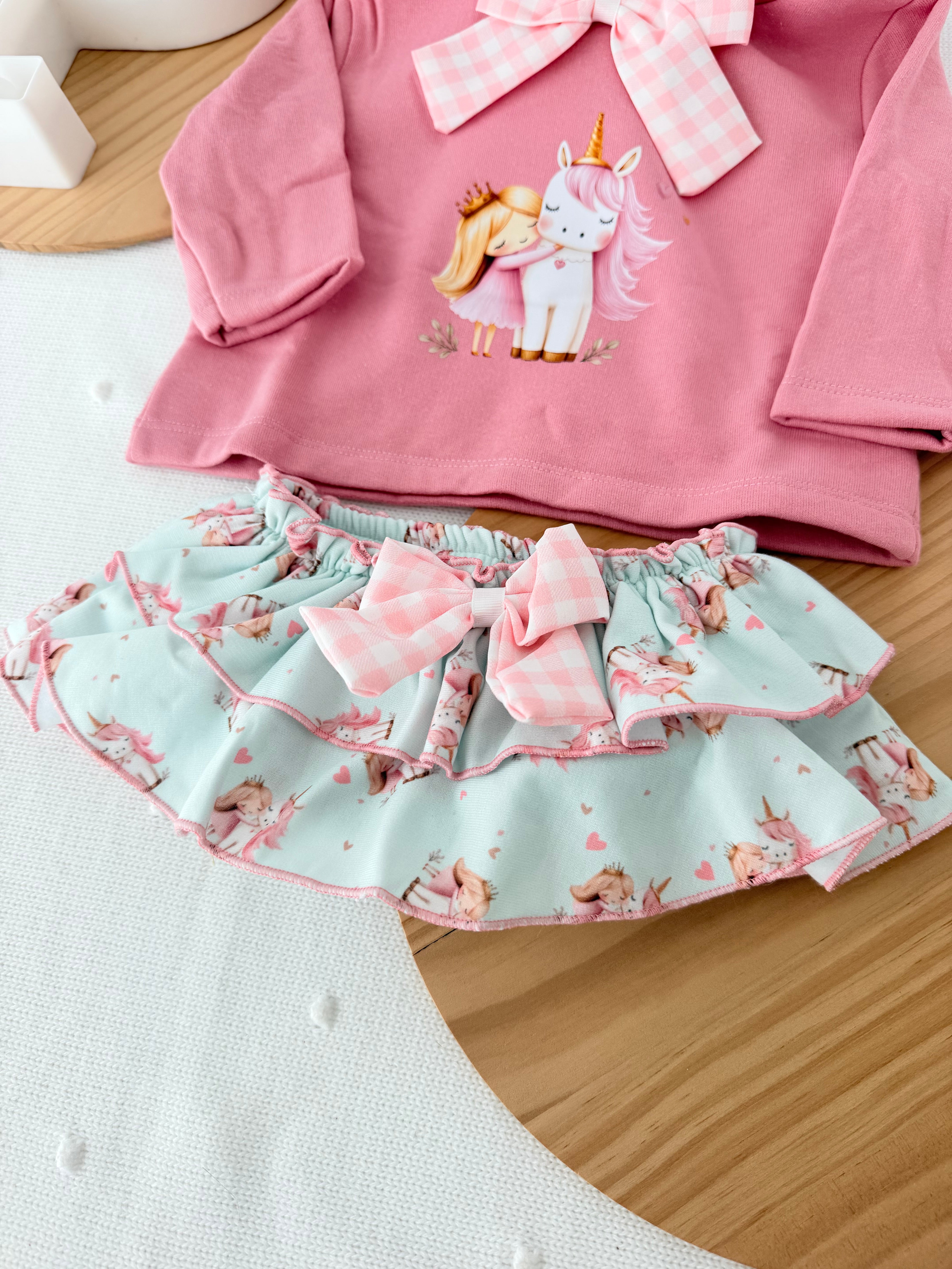 Conjunto unicórnio : camisola e saia tapa fraldas