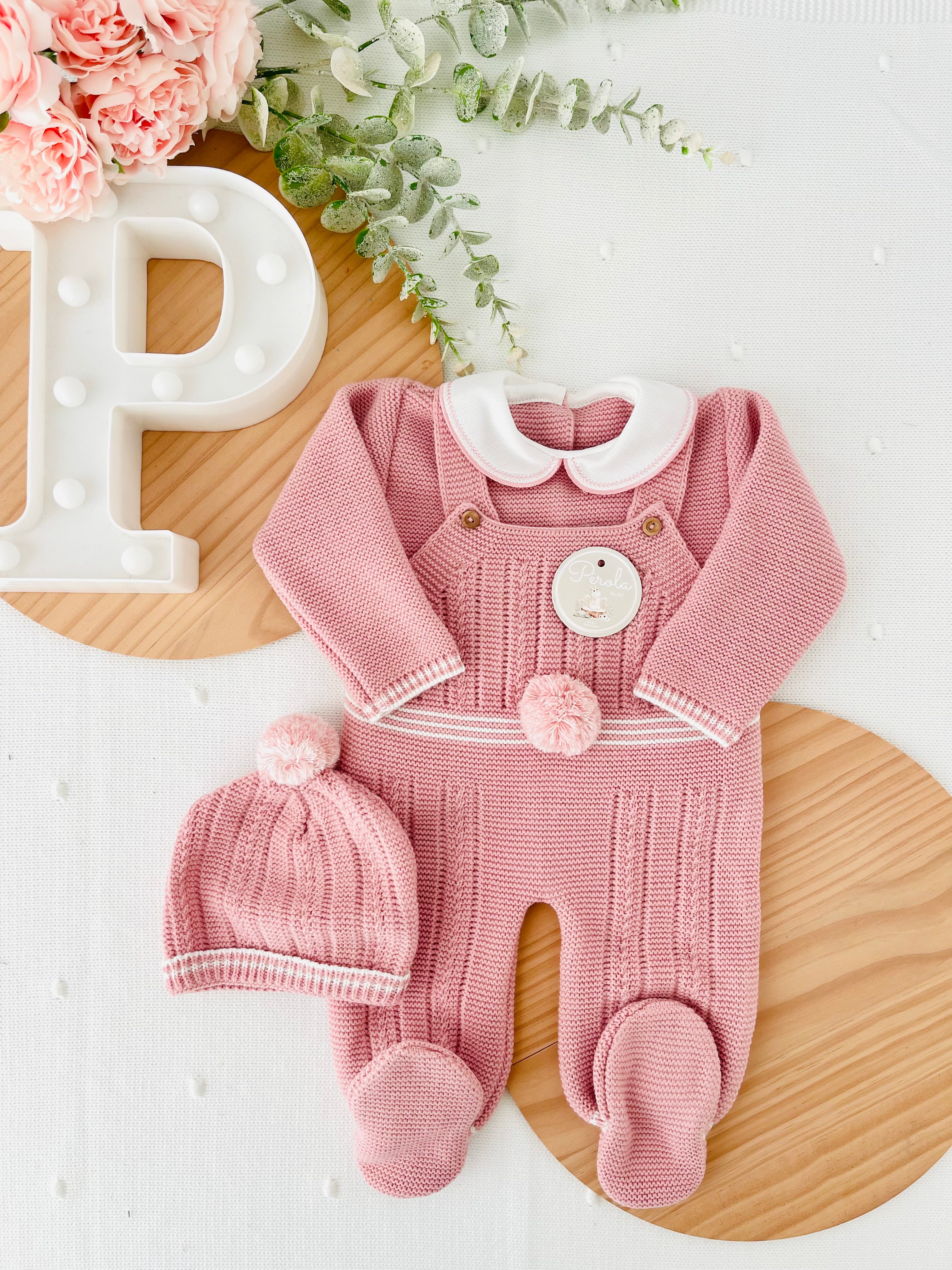 Conjunto Pompom rosa velho: jardineiras, camisola e gorro