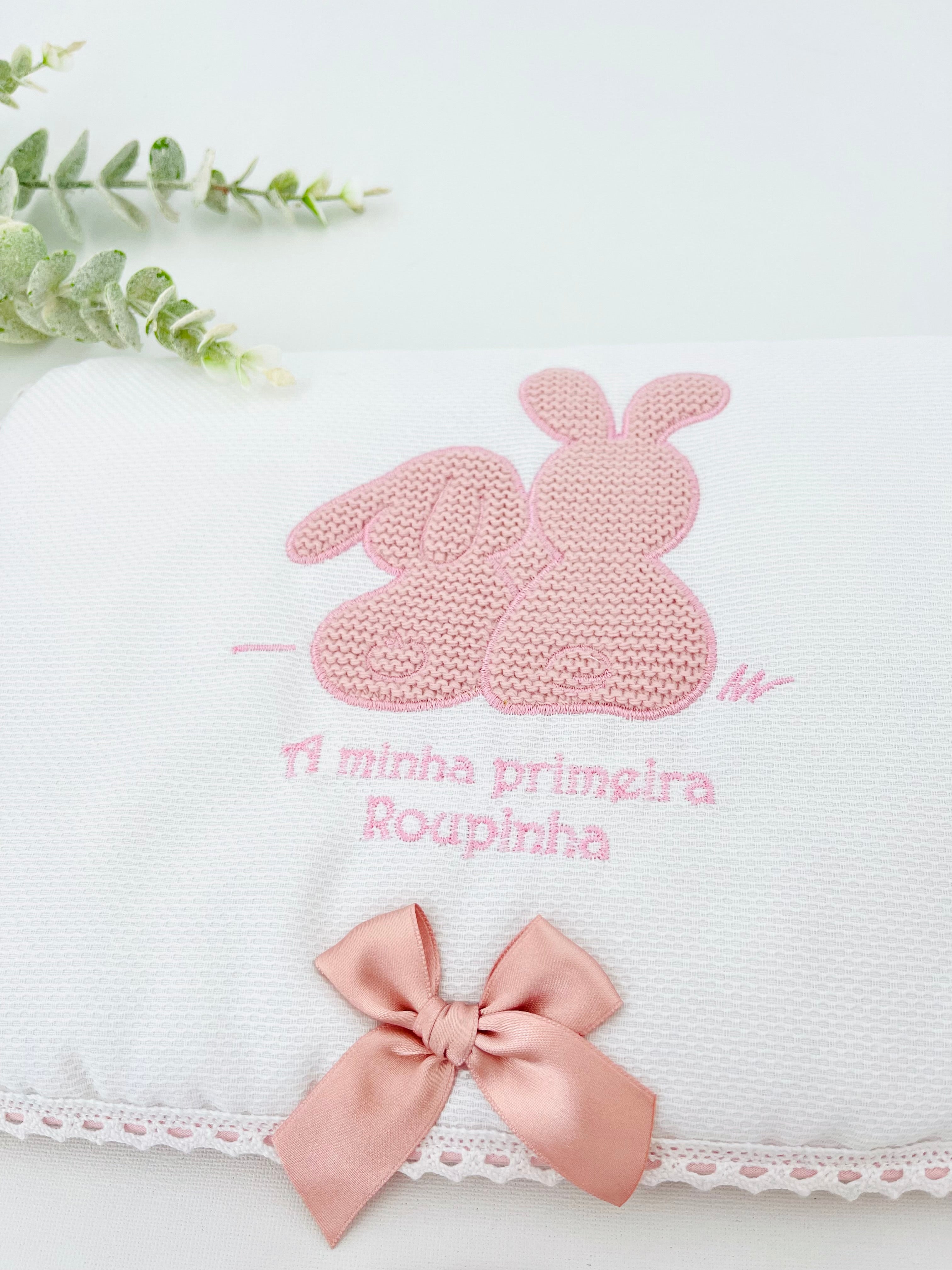 Conjunto primeira roupinha em veludo tema coelhinhos